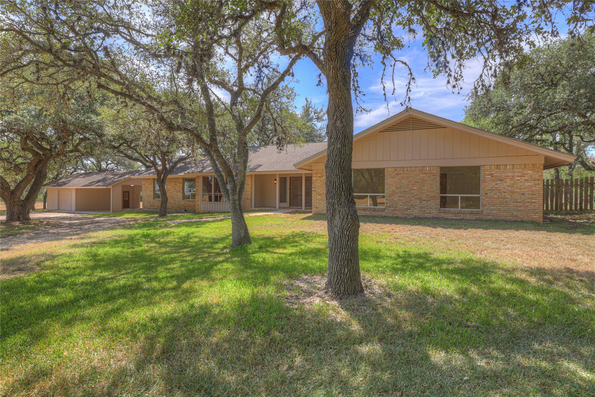 909 Palomino Ln, San Marcos, TX 78666