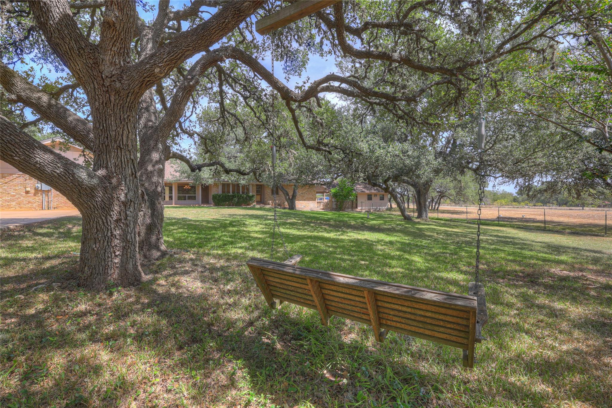 909 Palomino Ln, San Marcos, TX 78666