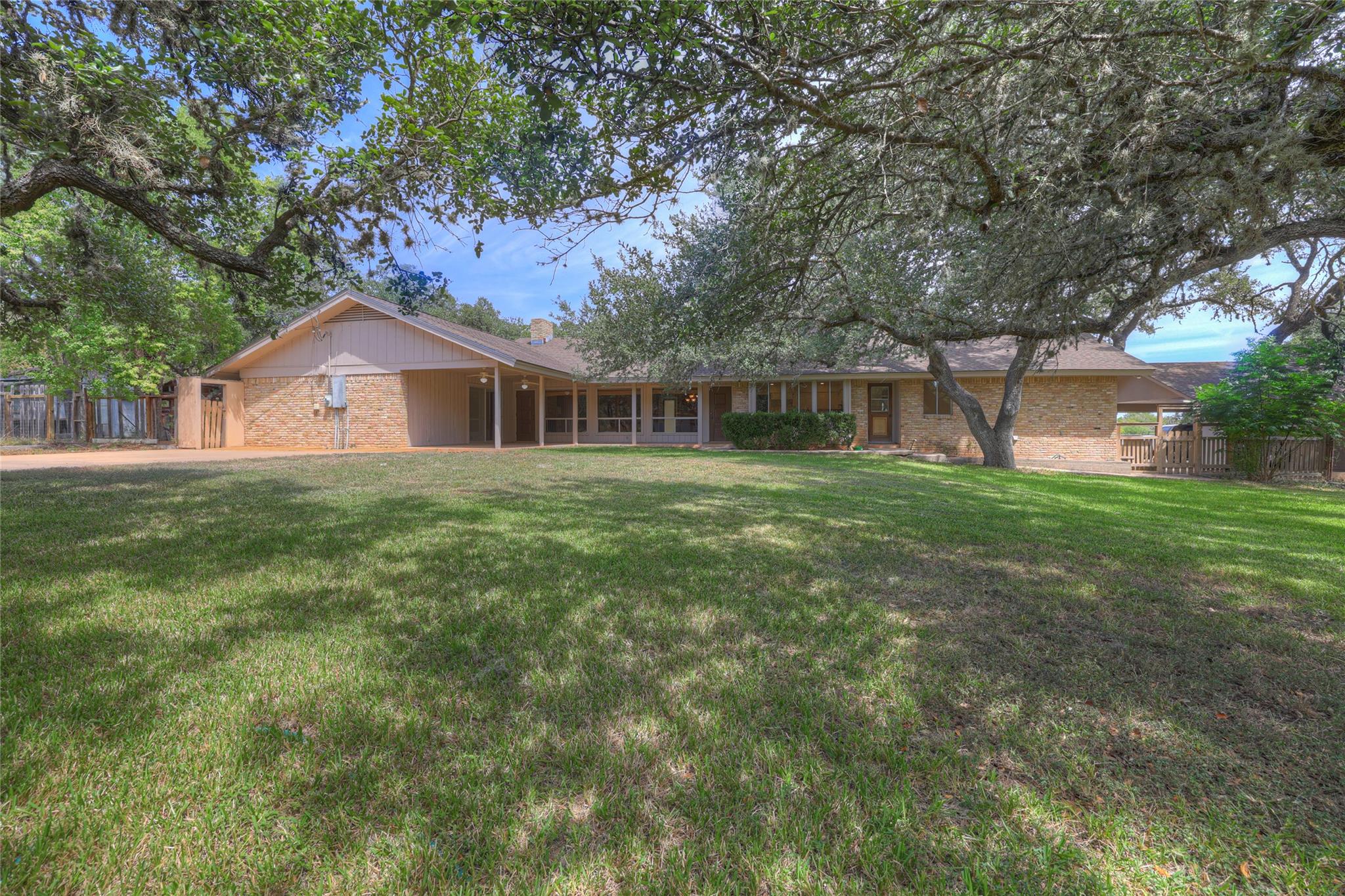 909 Palomino Ln, San Marcos, TX 78666