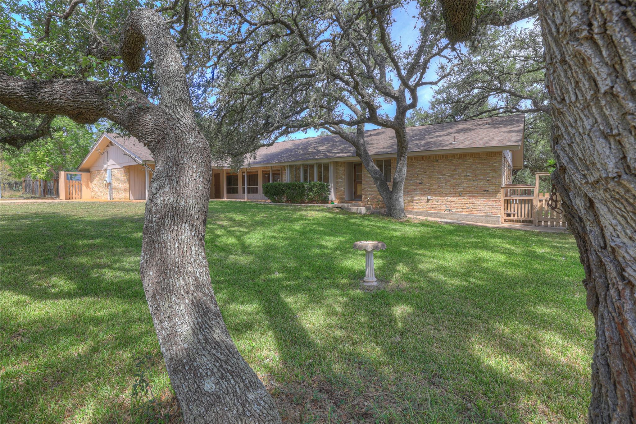 909 Palomino Ln, San Marcos, TX 78666