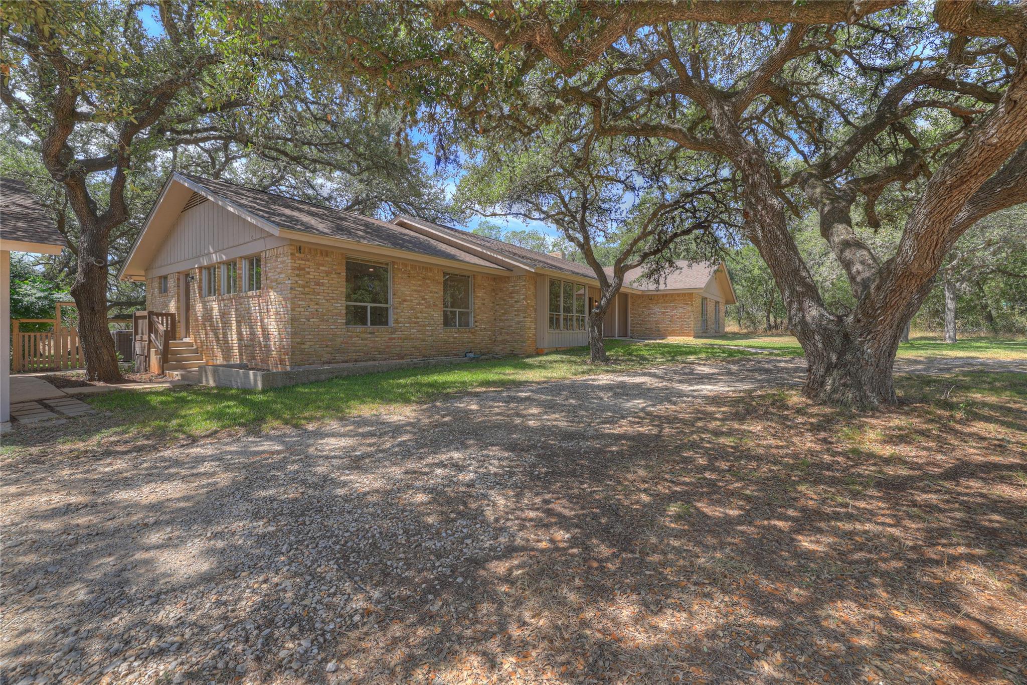 909 Palomino Ln, San Marcos, TX 78666