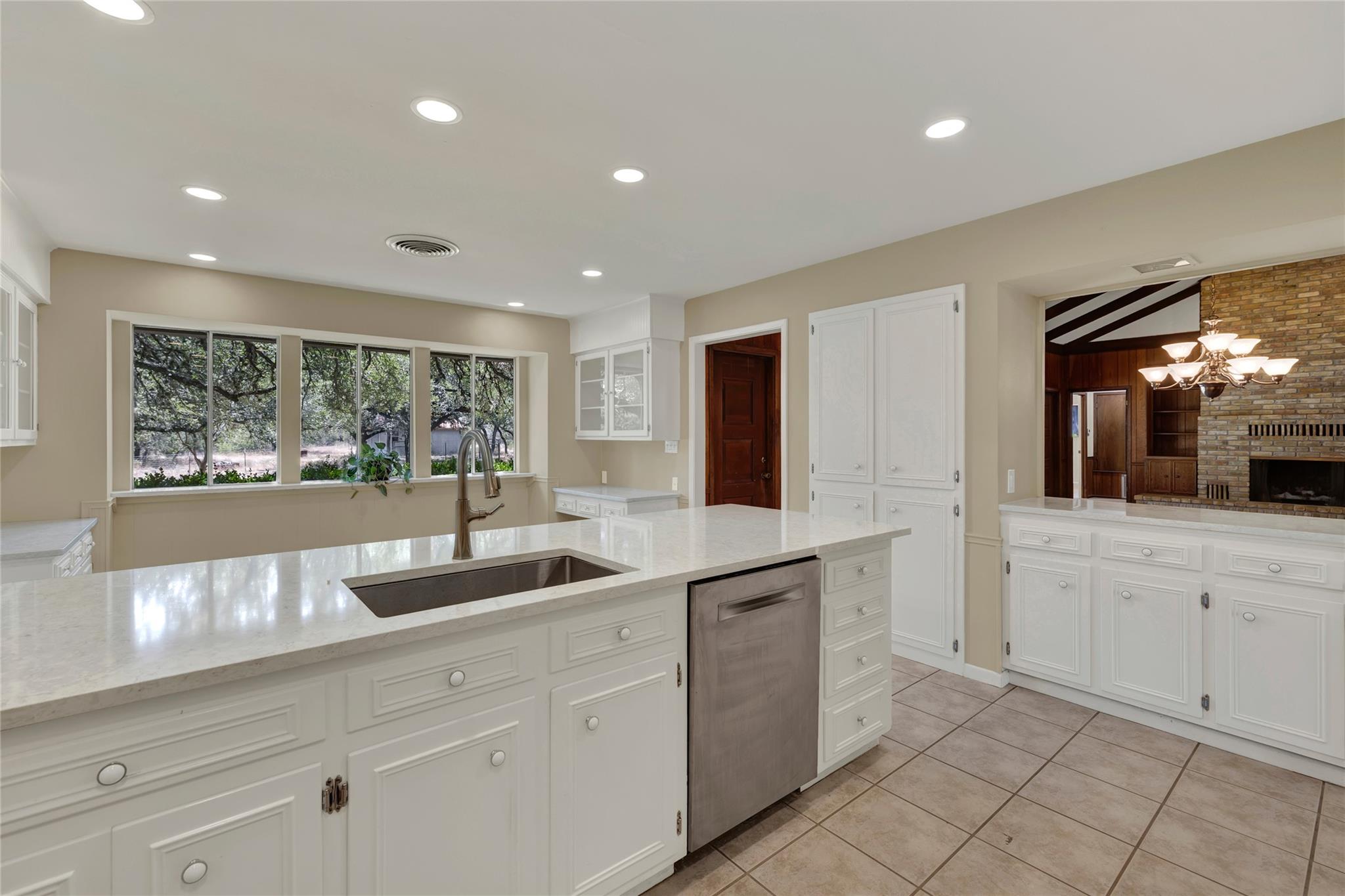 909 Palomino Ln, San Marcos, TX 78666