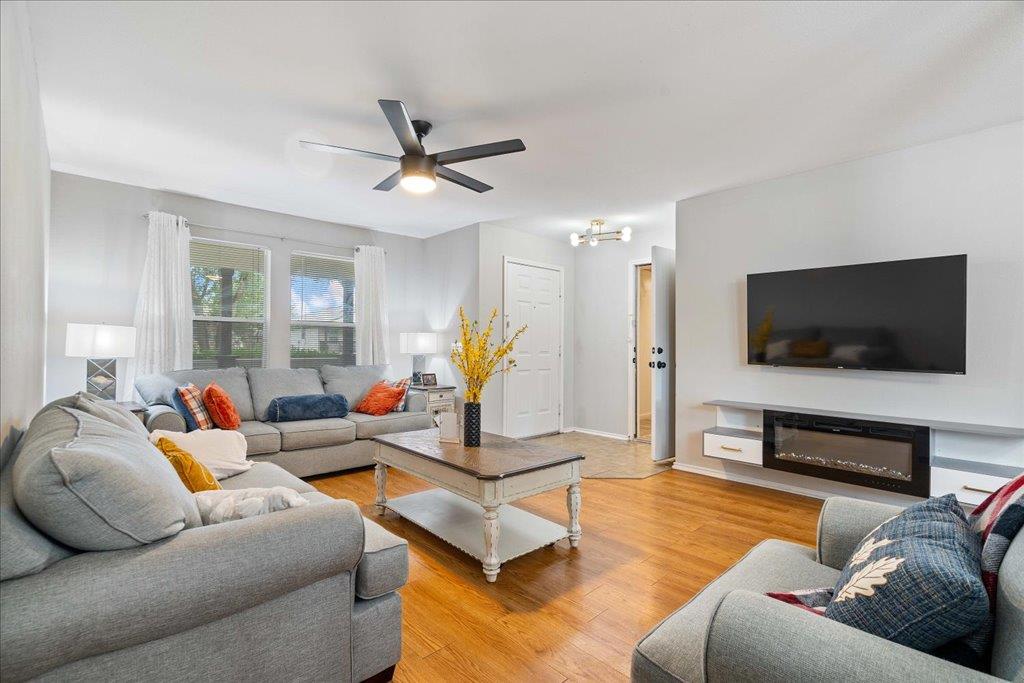 238 Saint Marys Dr, Hutto, TX 78634