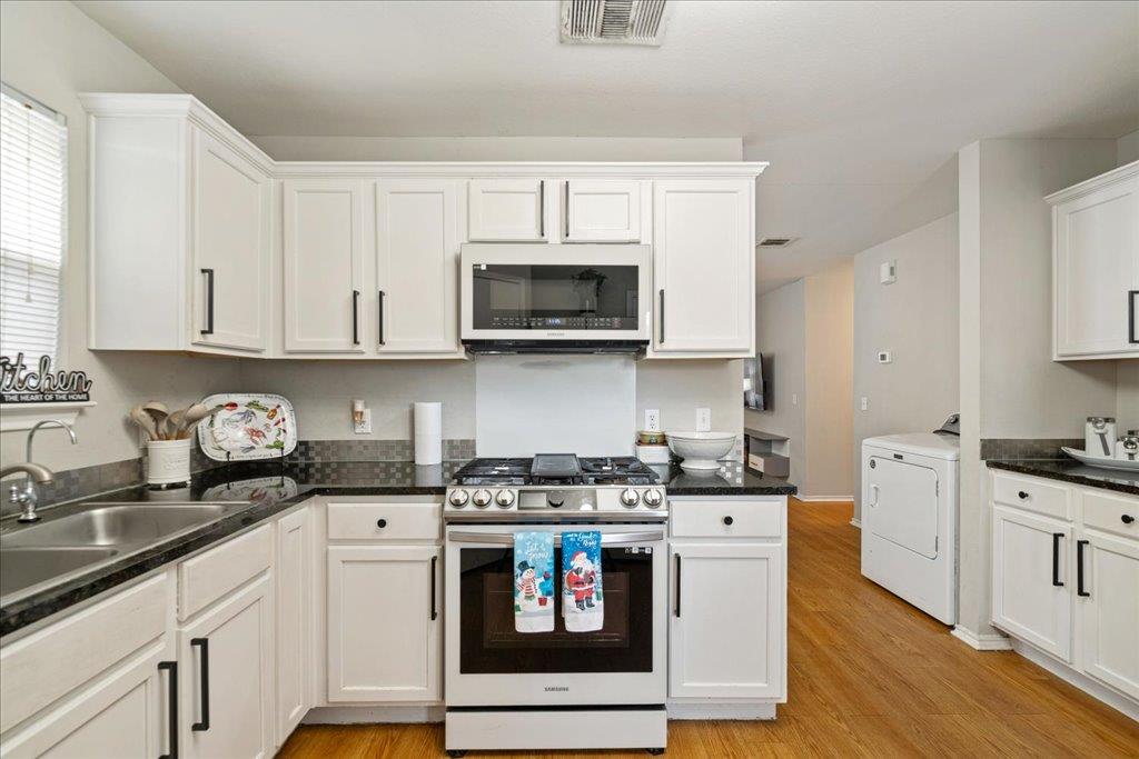 238 Saint Marys Dr, Hutto, TX 78634