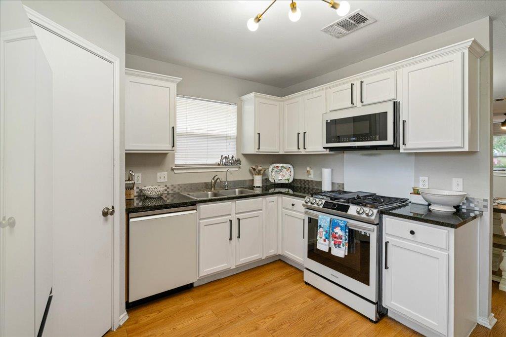 238 Saint Marys Dr, Hutto, TX 78634