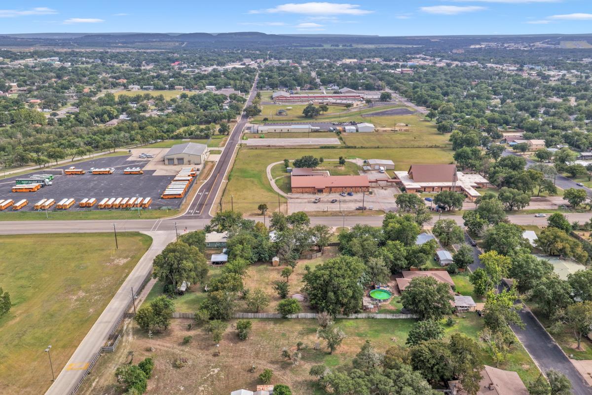 406 E Graves St, Burnet, TX 78611