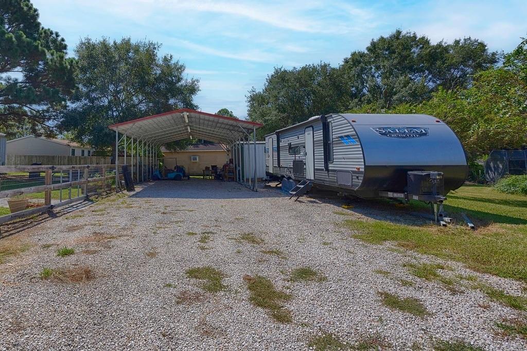 5160 Avenue B, Sheridan, TX 77475