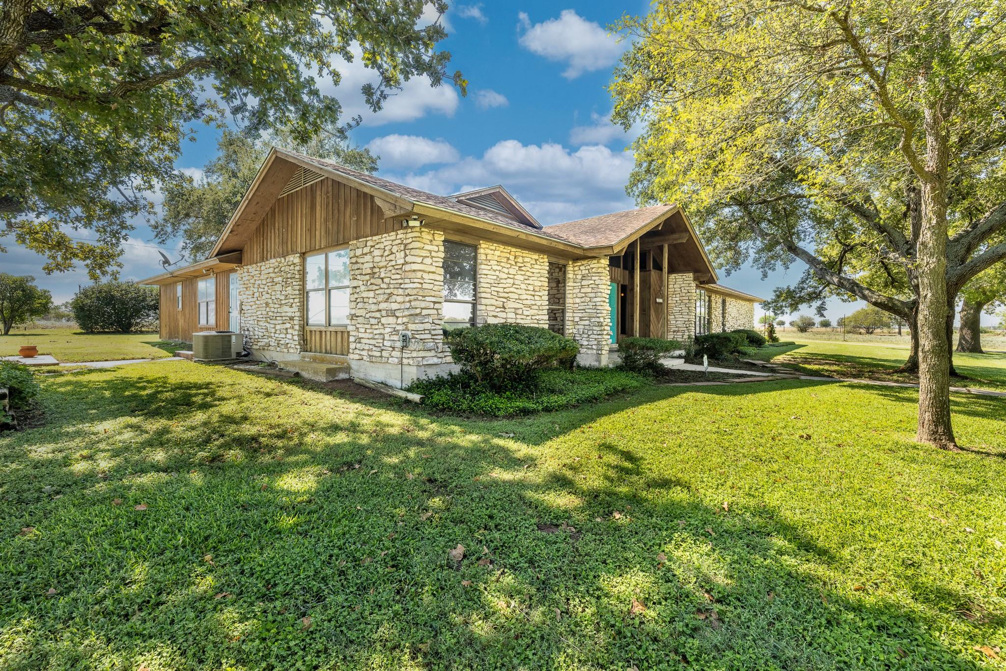 2405 County Road 239, Gonzales, TX 78629