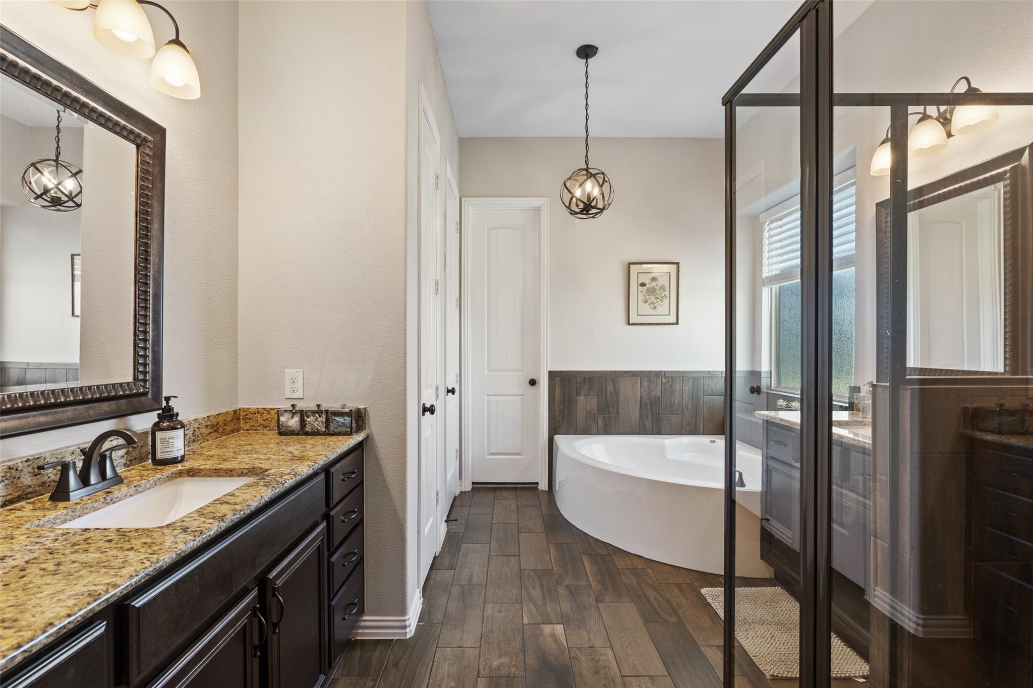 4512 Diamante Dr, Spicewood, TX 78669