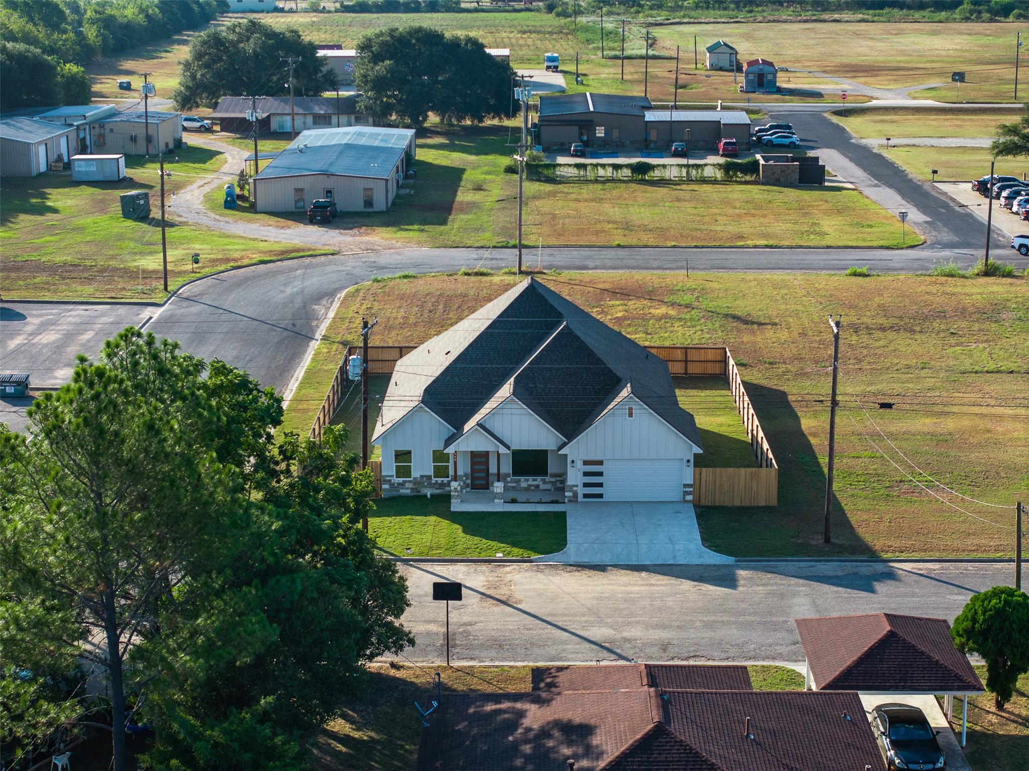 340 Cactus St, Giddings, TX 78942