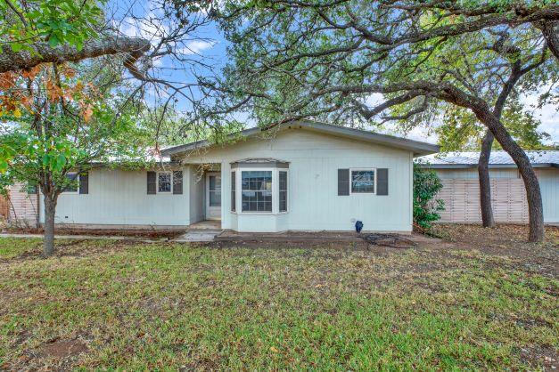 1801 N Llano St N, Fredericksburg, TX 78624