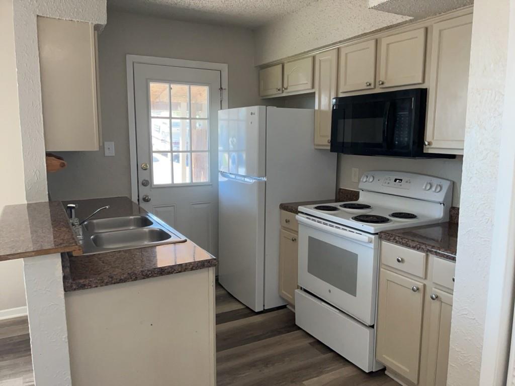 512 Lenora Dr # B, Taylor, TX 76574