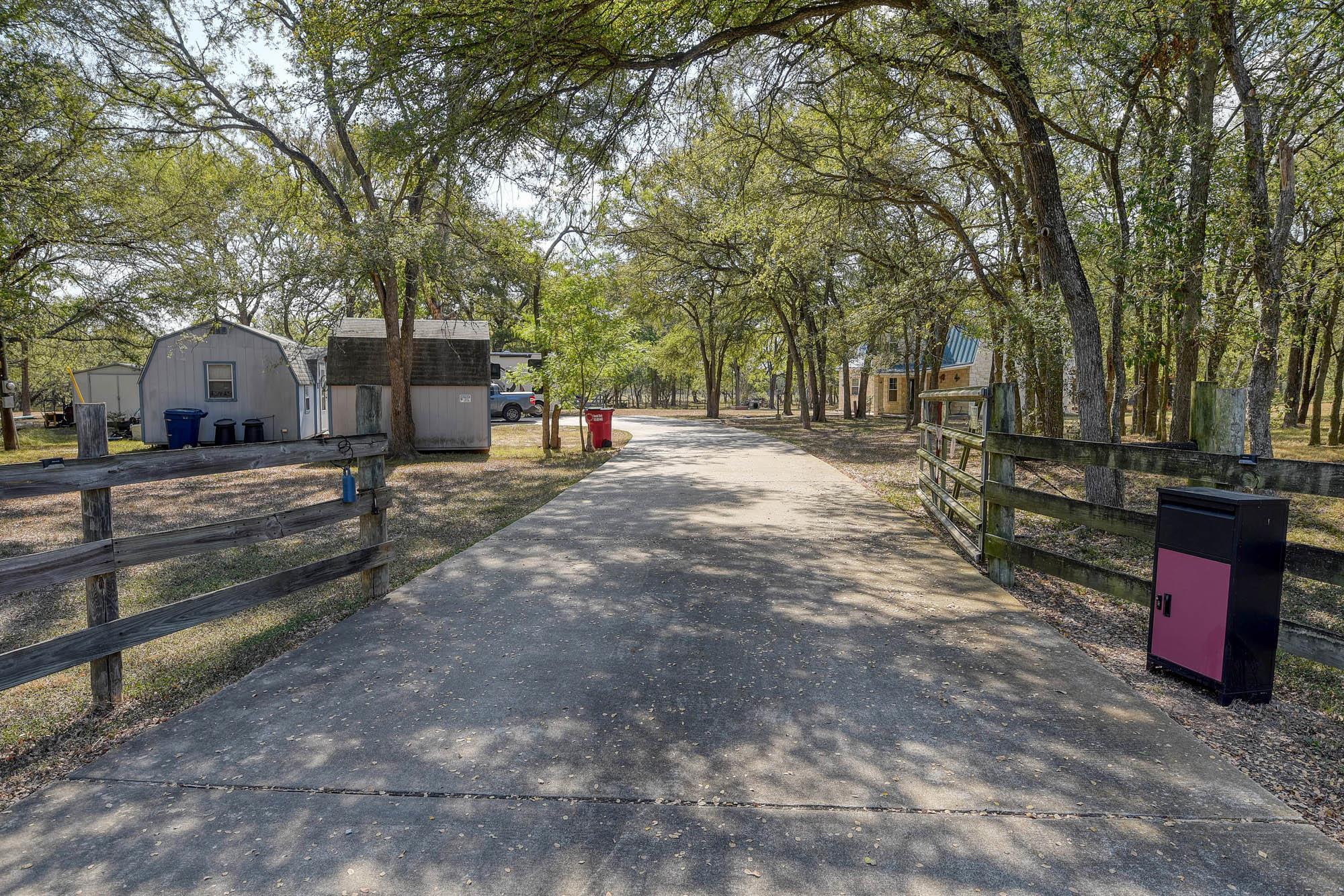 165 Thousand Oaks Dr, Cedar Creek, TX 78612