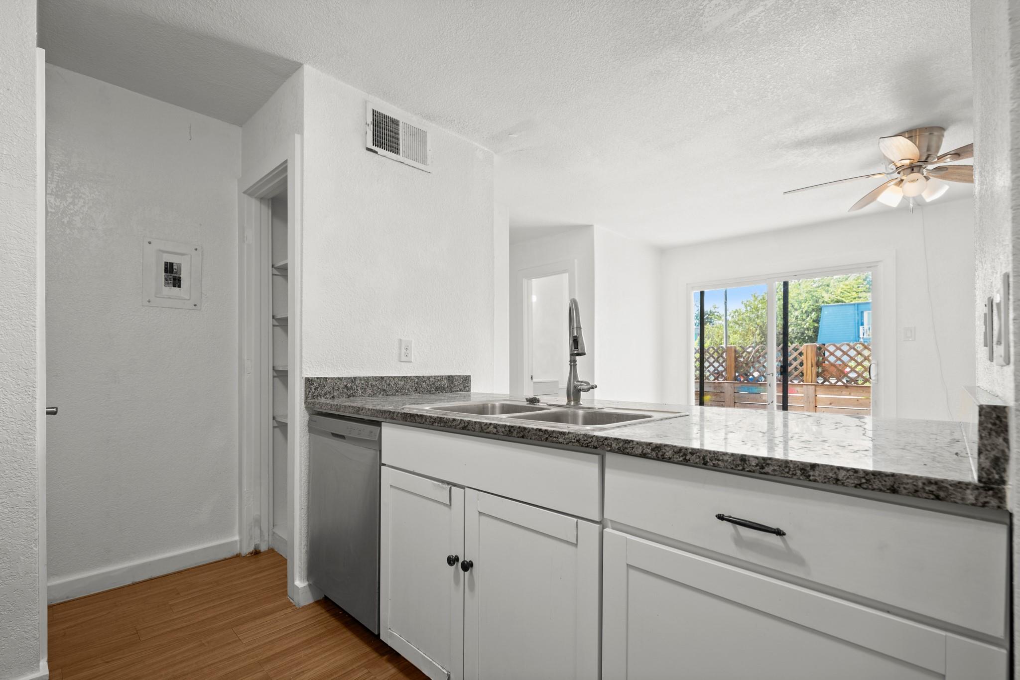 300 E Croslin St # 106, Austin, TX 78752