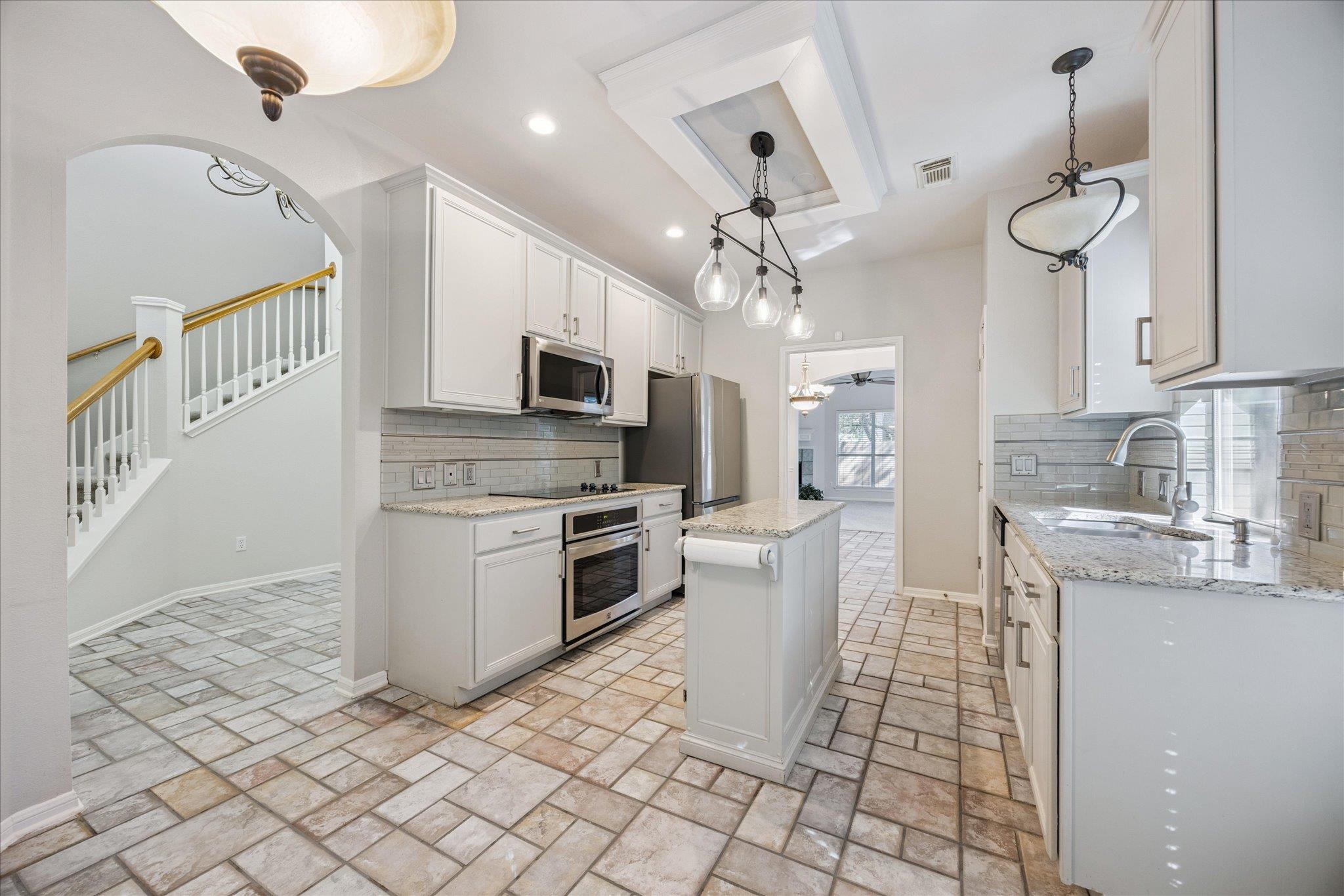 6 Muirfield Greens Cv, Lakeway, TX 78738