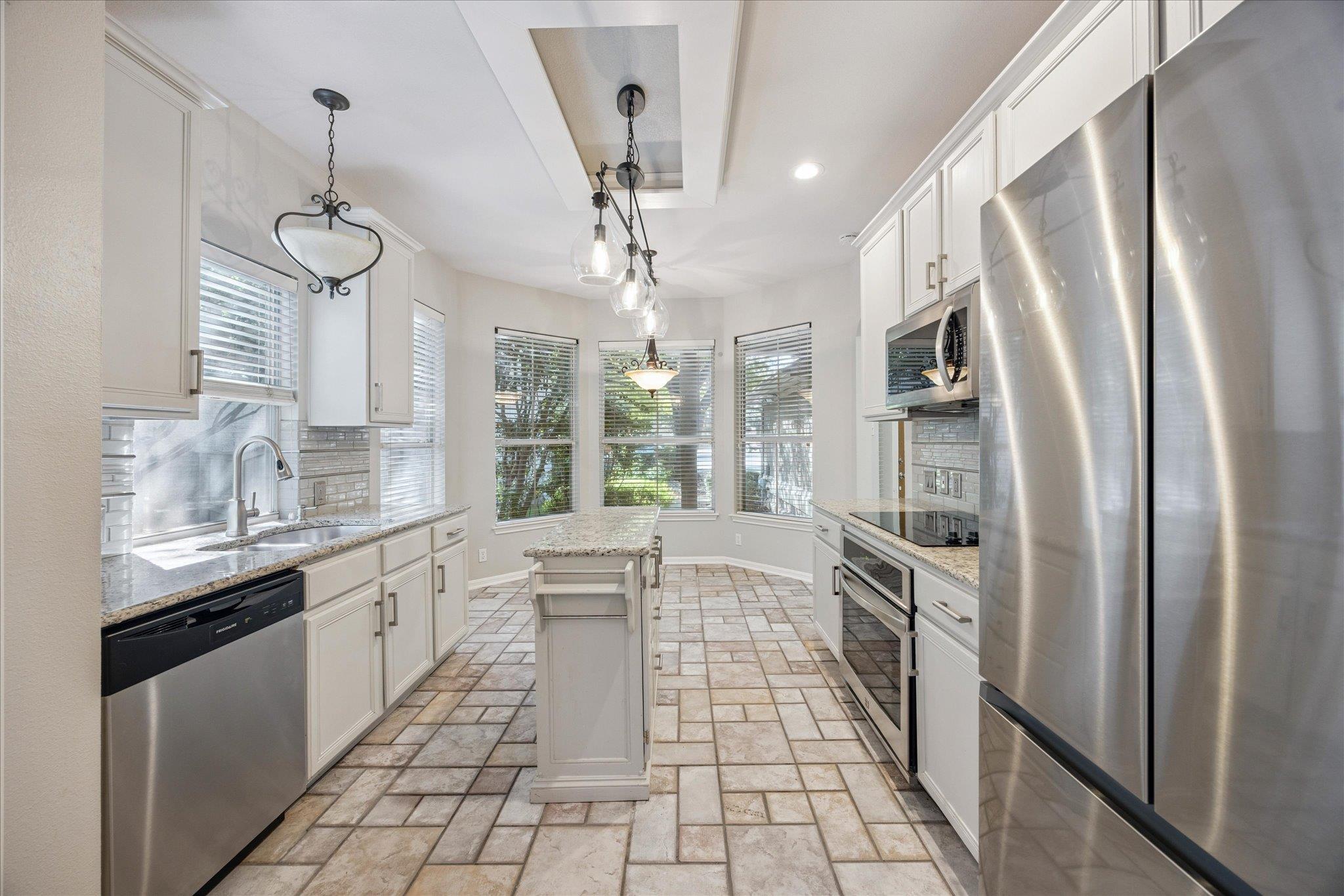 6 Muirfield Greens Cv, Lakeway, TX 78738