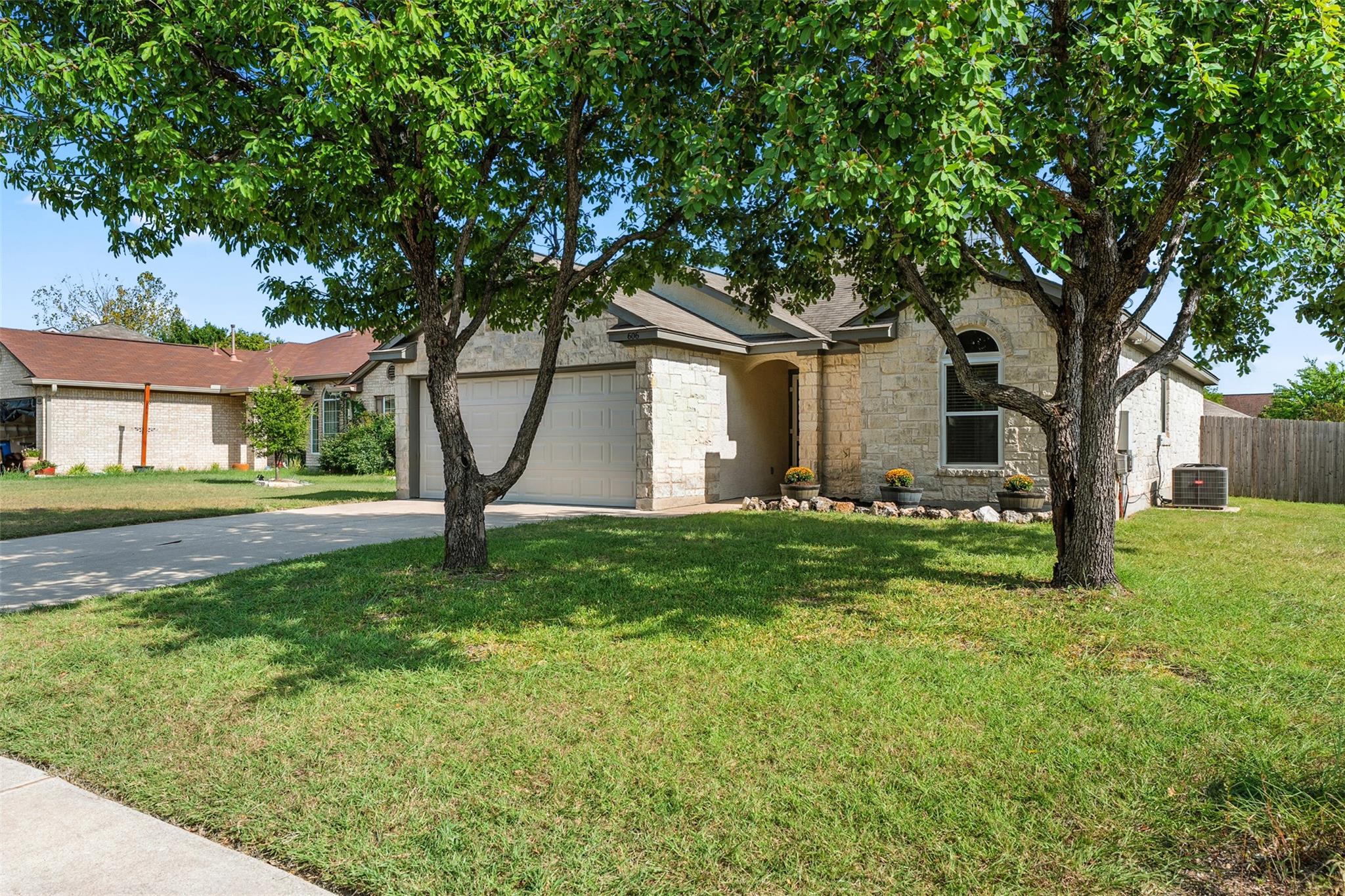 606 Los Robles Rd, Leander, TX 78641