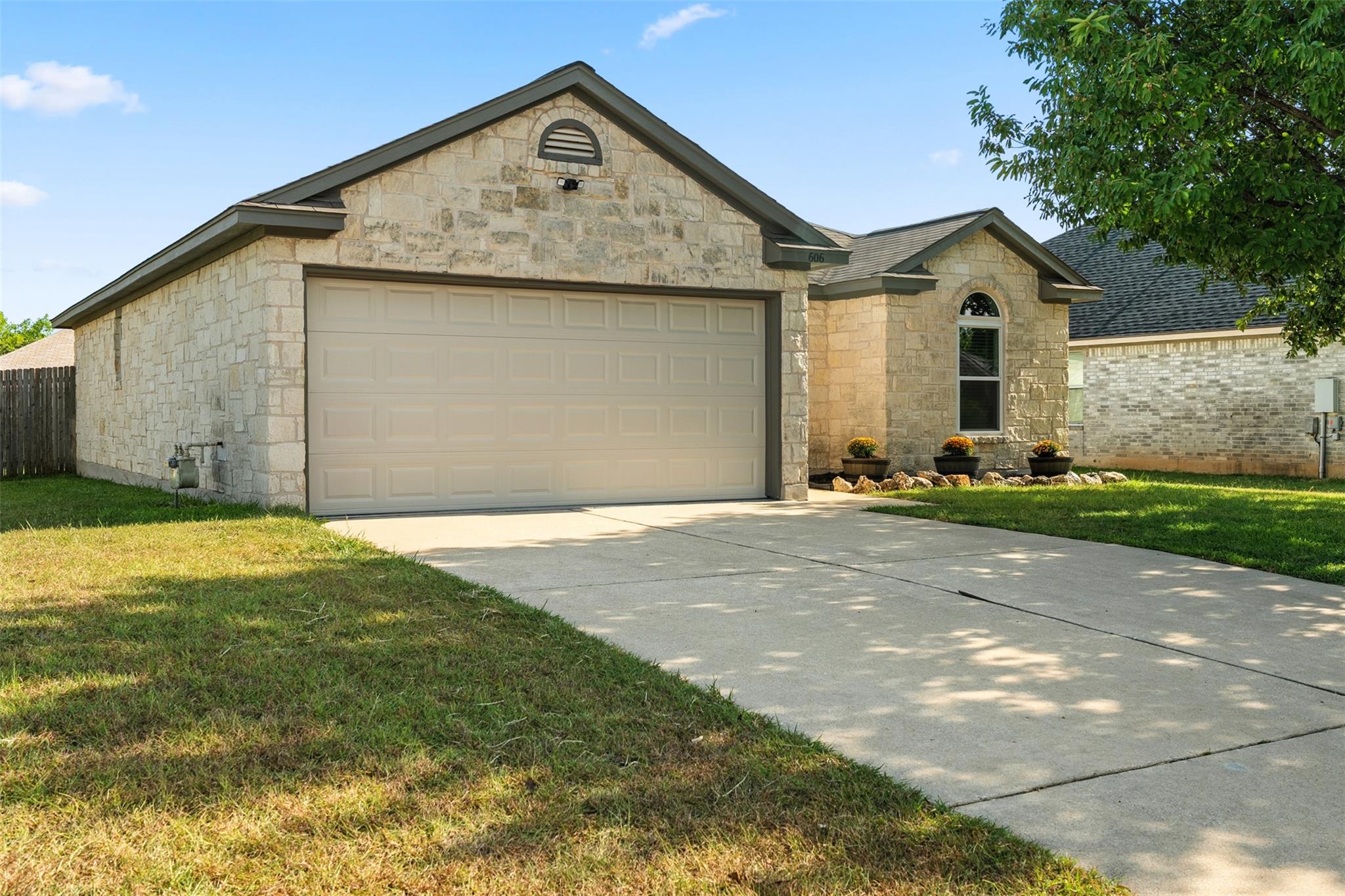 606 Los Robles Rd, Leander, TX 78641