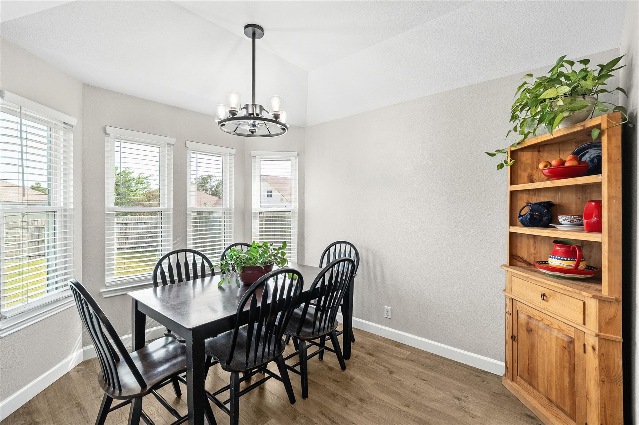 606 Los Robles Rd, Leander, TX 78641