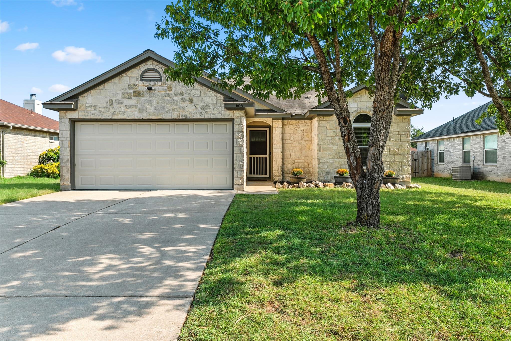 606 Los Robles Rd, Leander, TX 78641