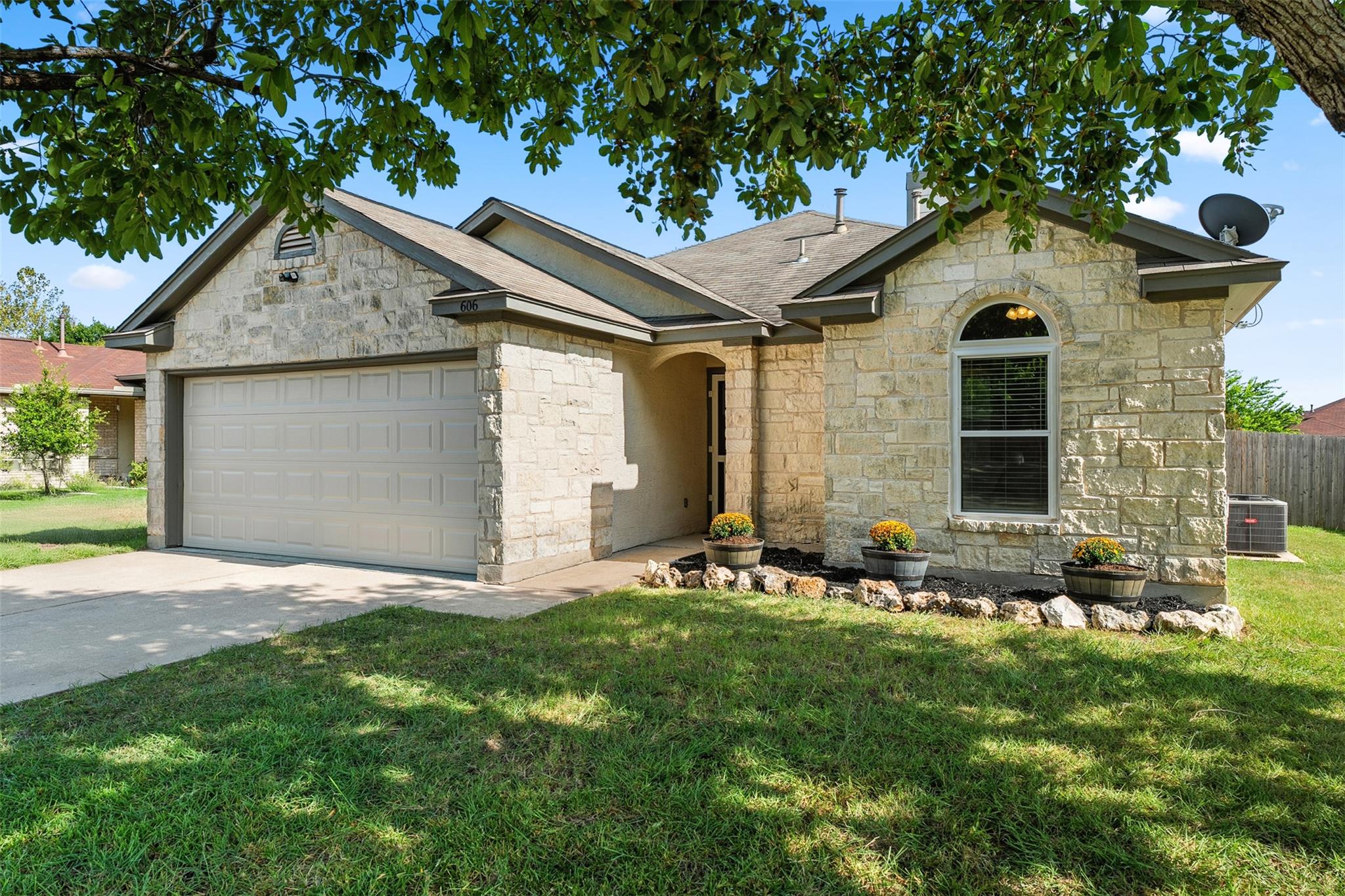 606 Los Robles Rd, Leander, TX 78641