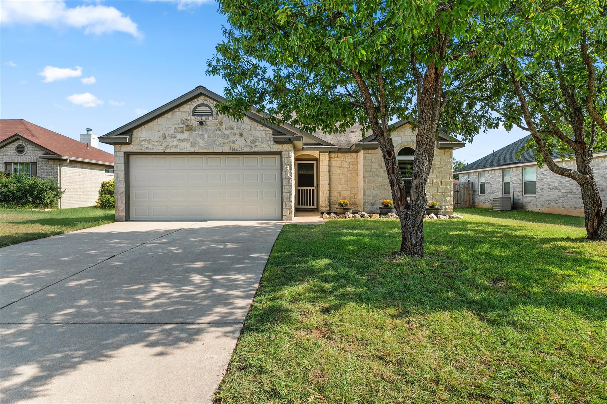 606 Los Robles Rd, Leander, TX 78641