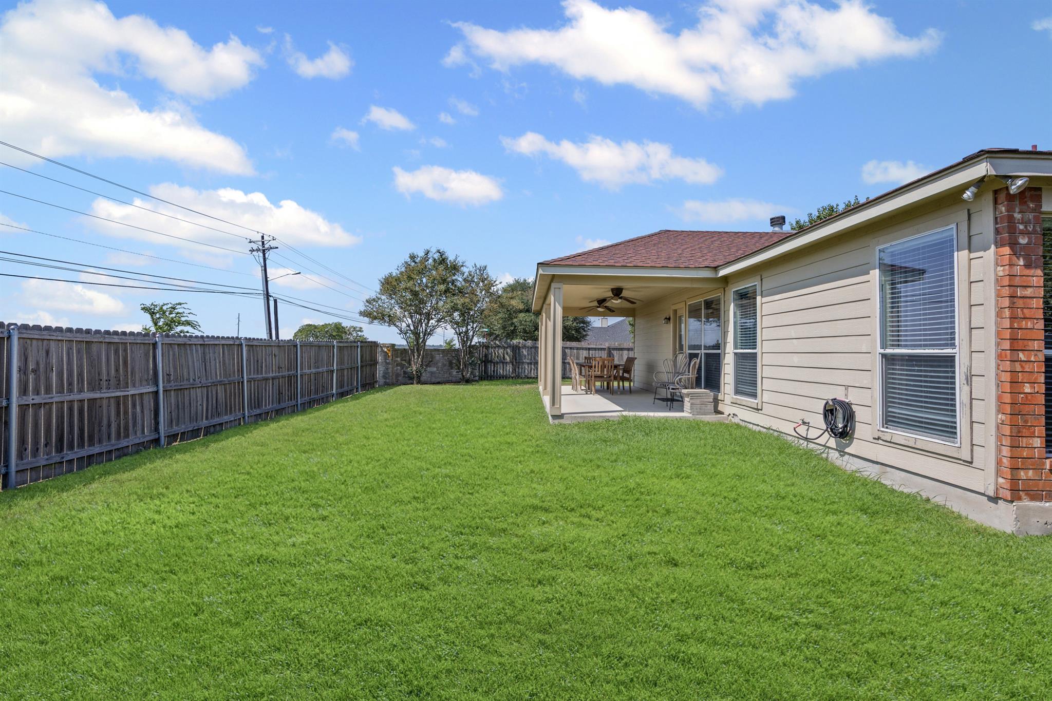 1516 Paint Brush Dr, Lockhart, TX 78644