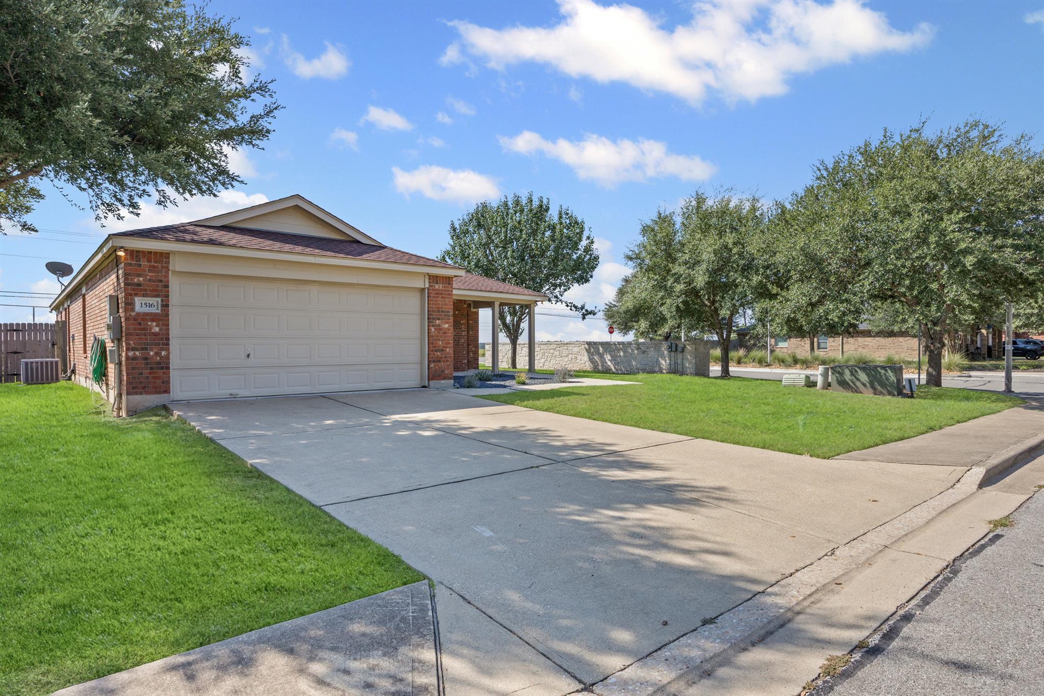 1516 Paint Brush Dr, Lockhart, TX 78644