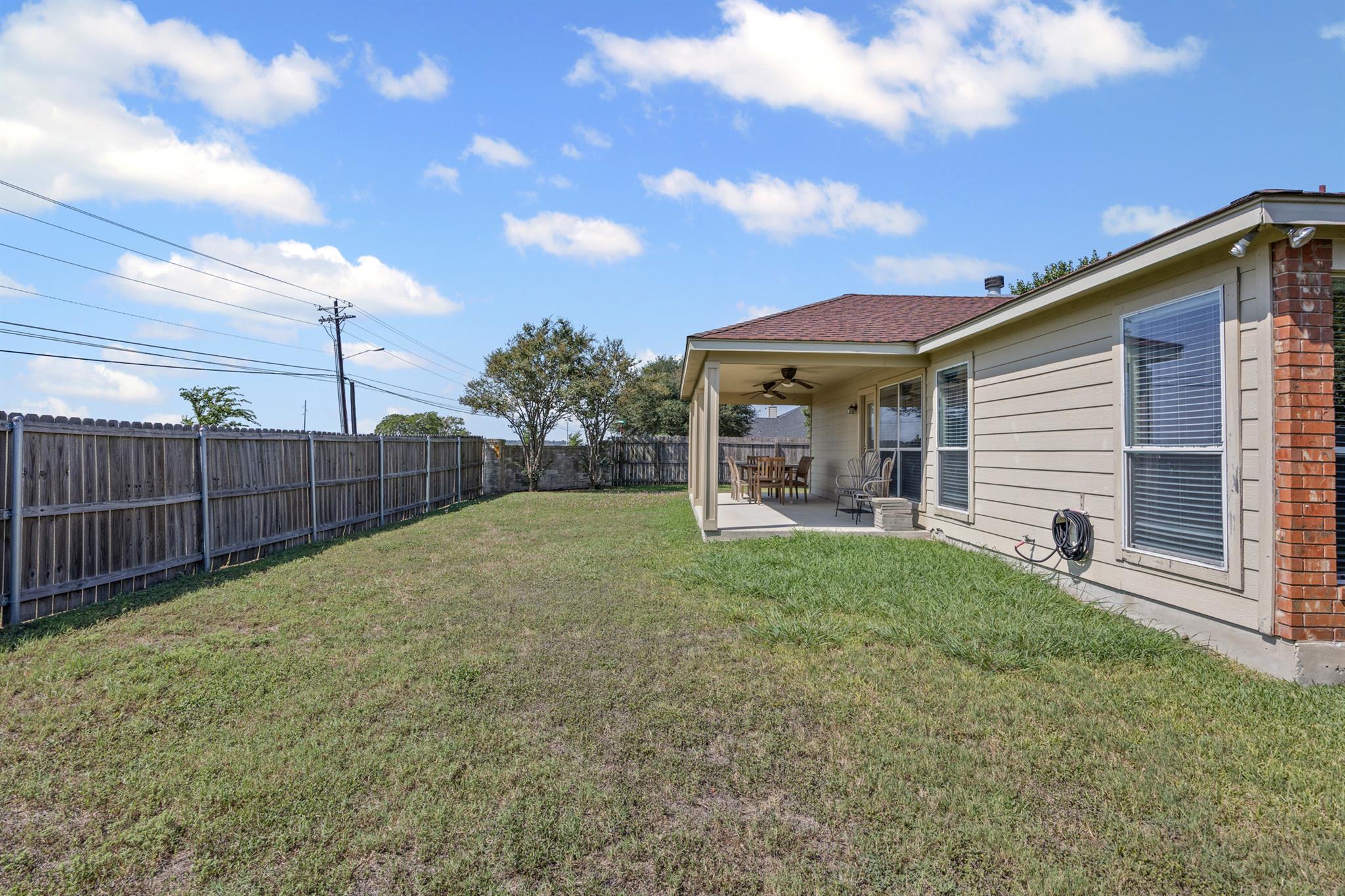 1516 Paint Brush Dr, Lockhart, TX 78644