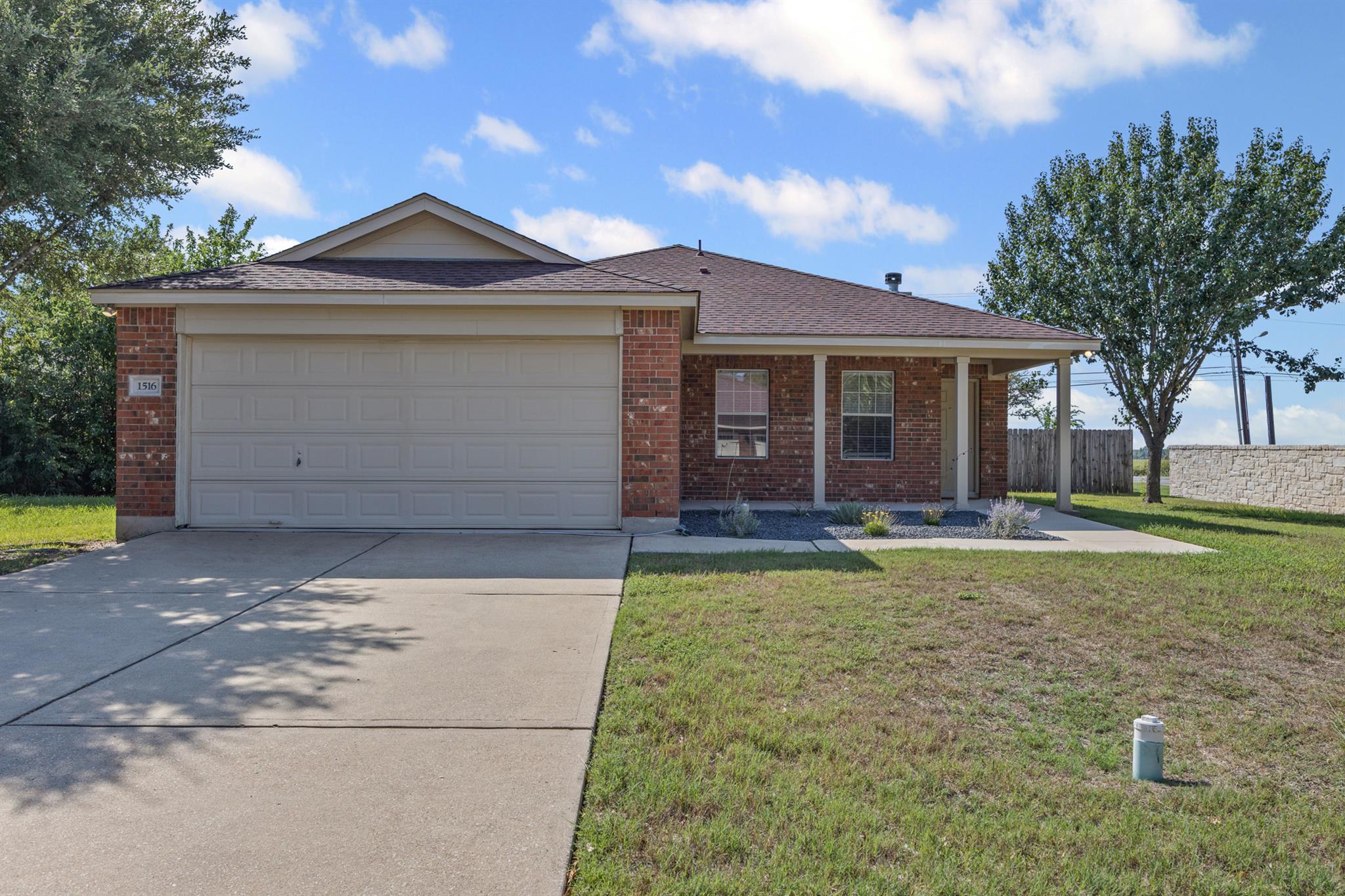 1516 Paint Brush Dr, Lockhart, TX 78644