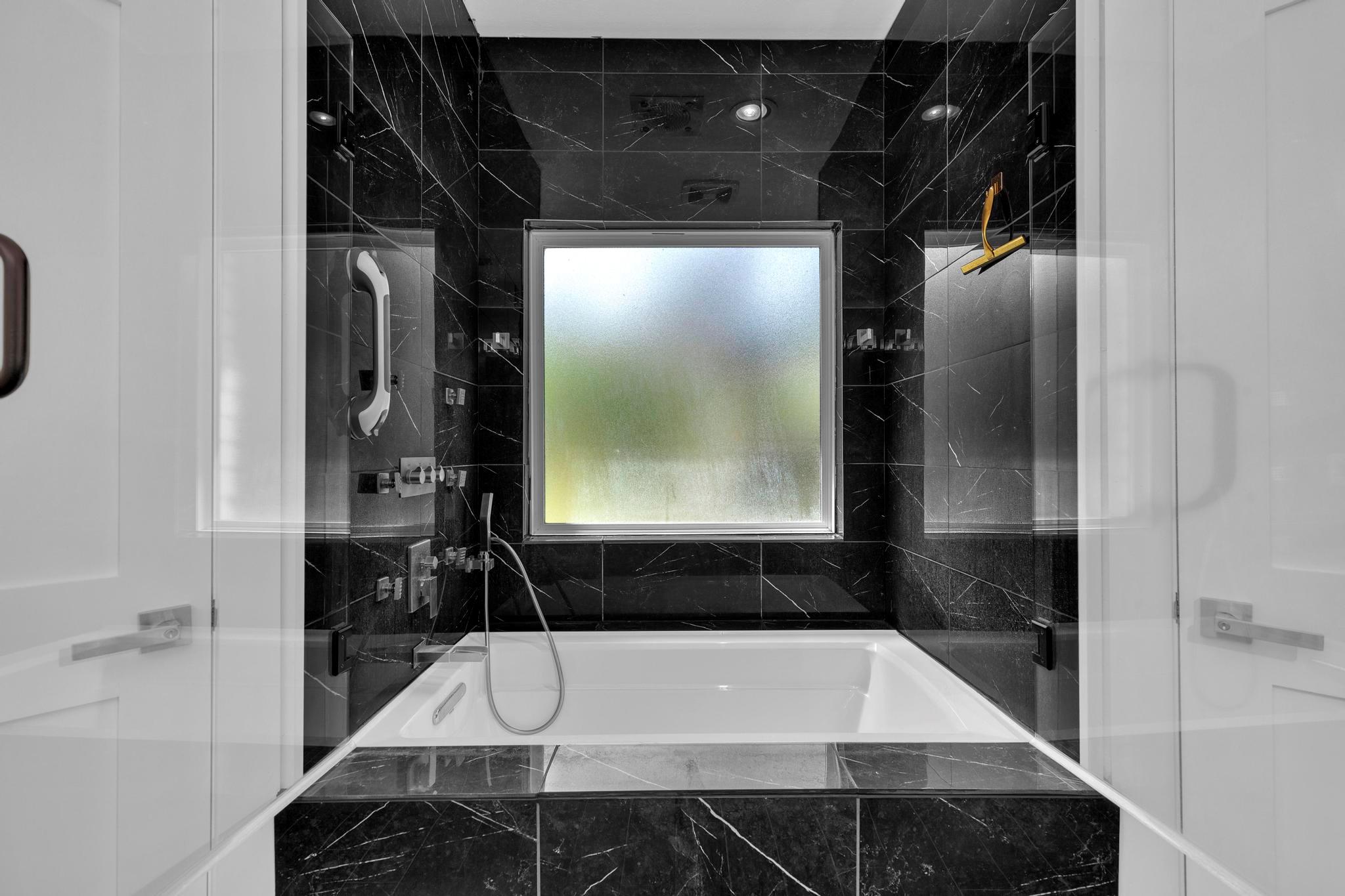 326 Coventry Rd, Spicewood, TX 78669