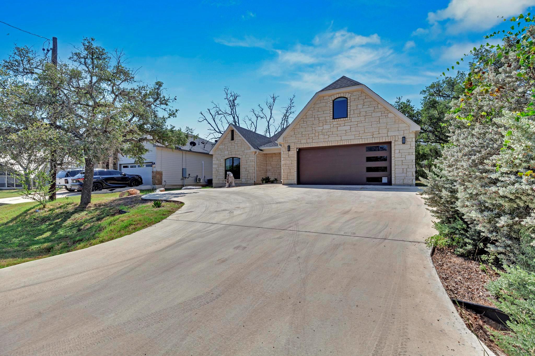 326 Coventry Rd, Spicewood, TX 78669
