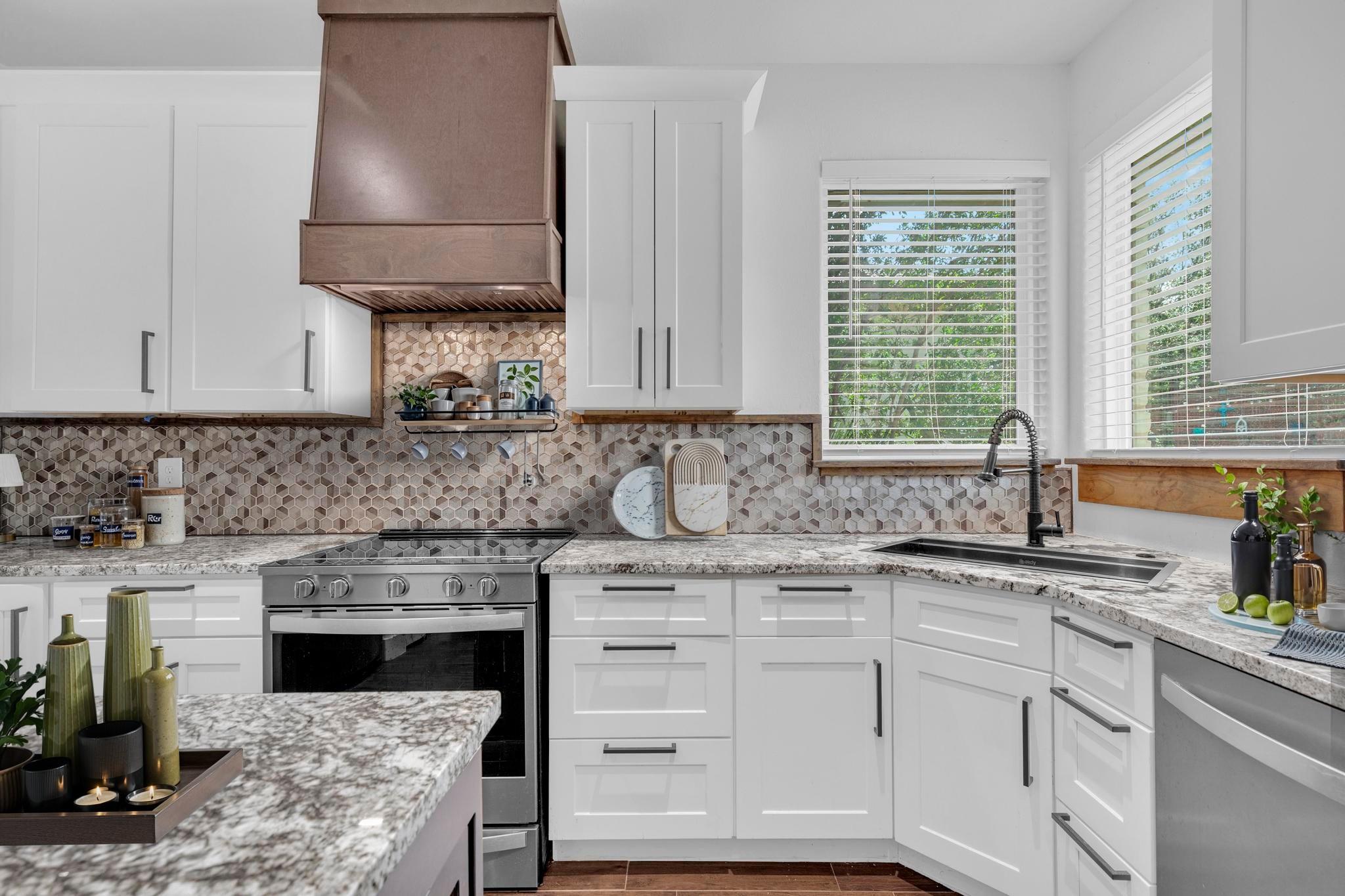 326 Coventry Rd, Spicewood, TX 78669