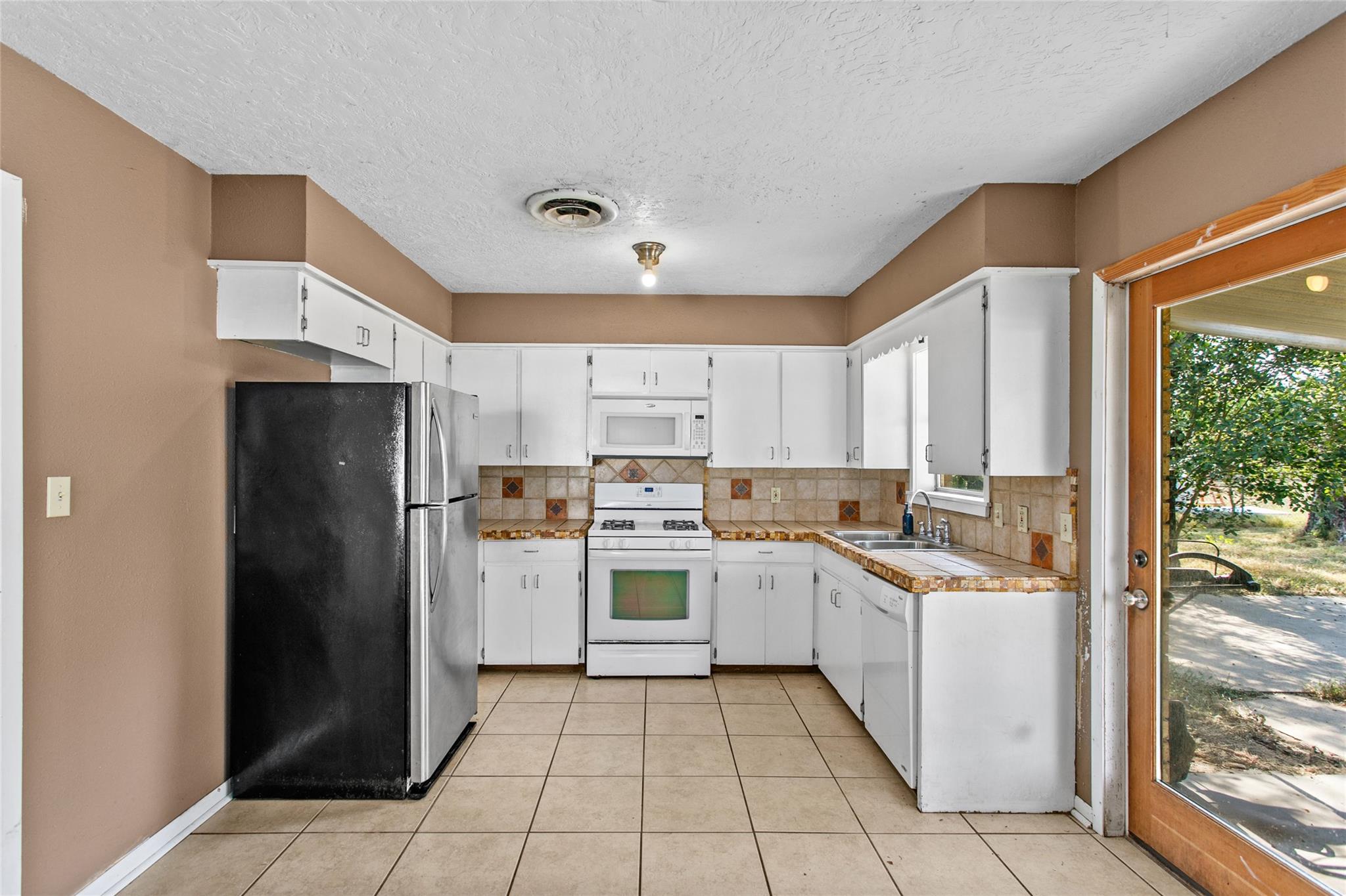 160 Gaeke St, Giddings, TX 78942