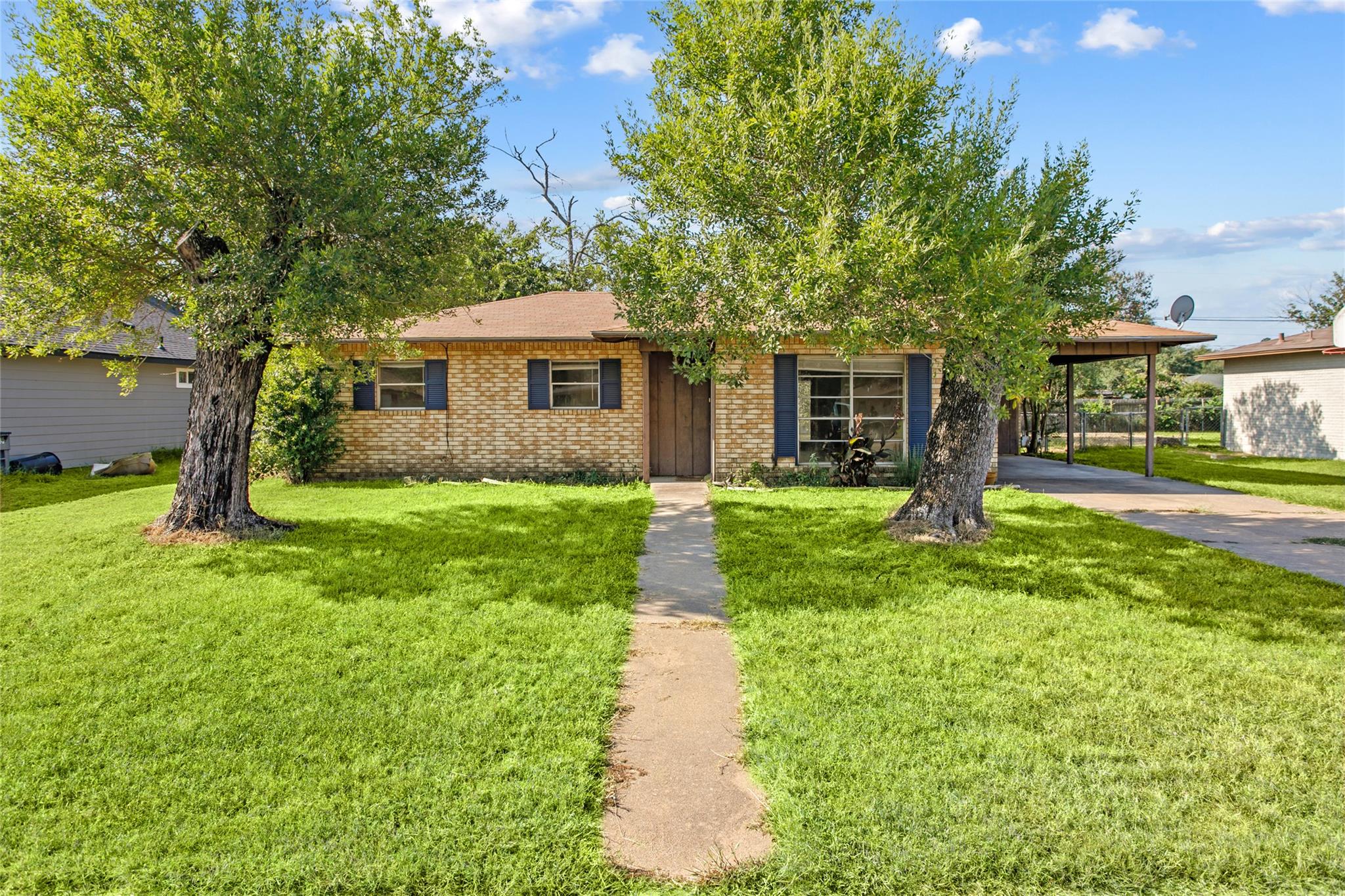 160 Gaeke St, Giddings, TX 78942