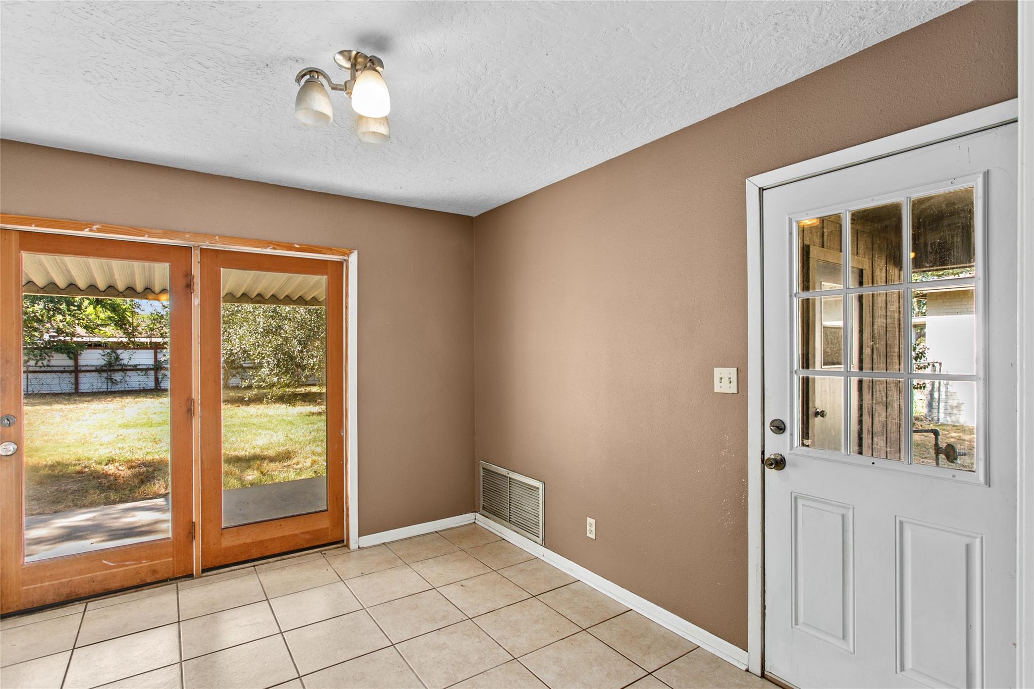 160 Gaeke St, Giddings, TX 78942