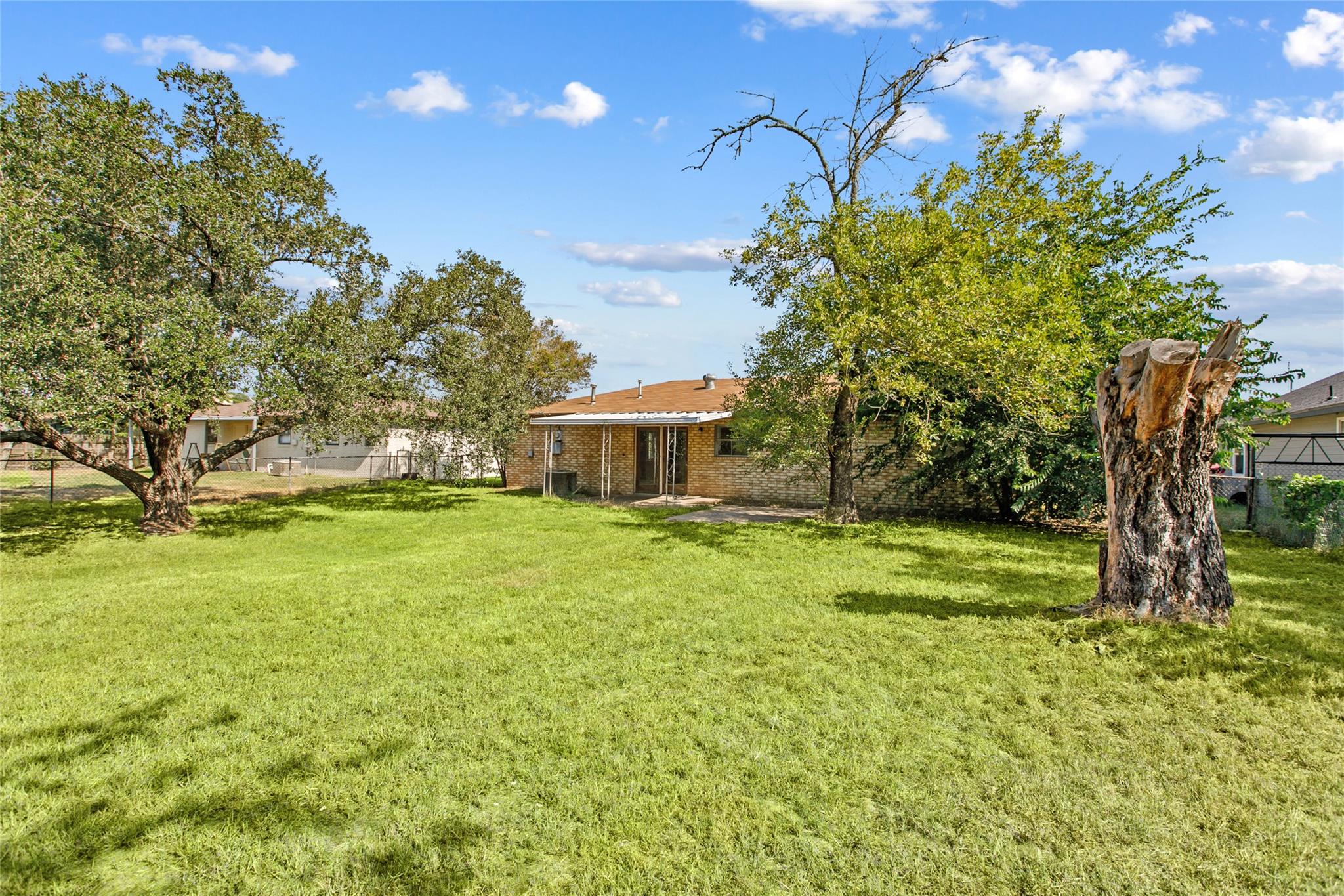 160 Gaeke St, Giddings, TX 78942