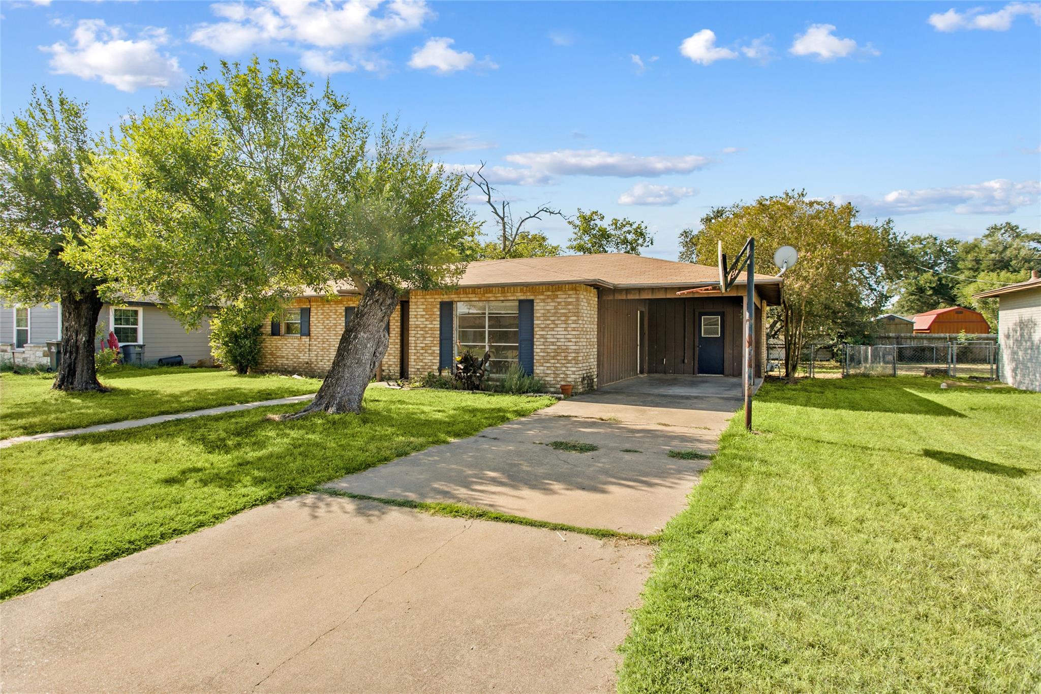 160 Gaeke St, Giddings, TX 78942