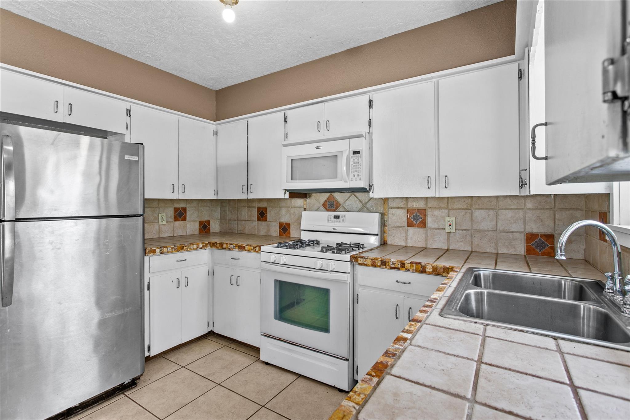 160 Gaeke St, Giddings, TX 78942