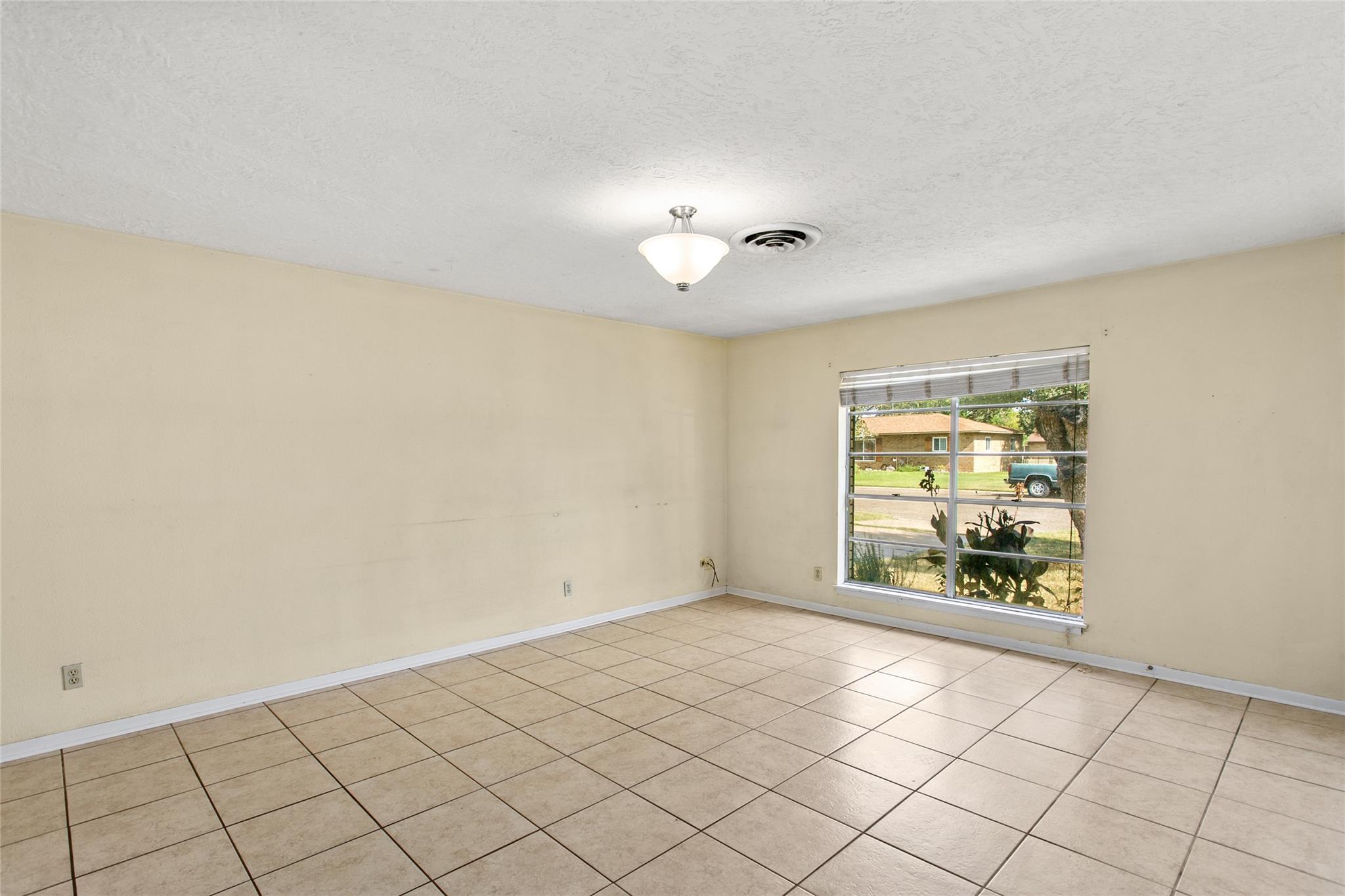 160 Gaeke St, Giddings, TX 78942