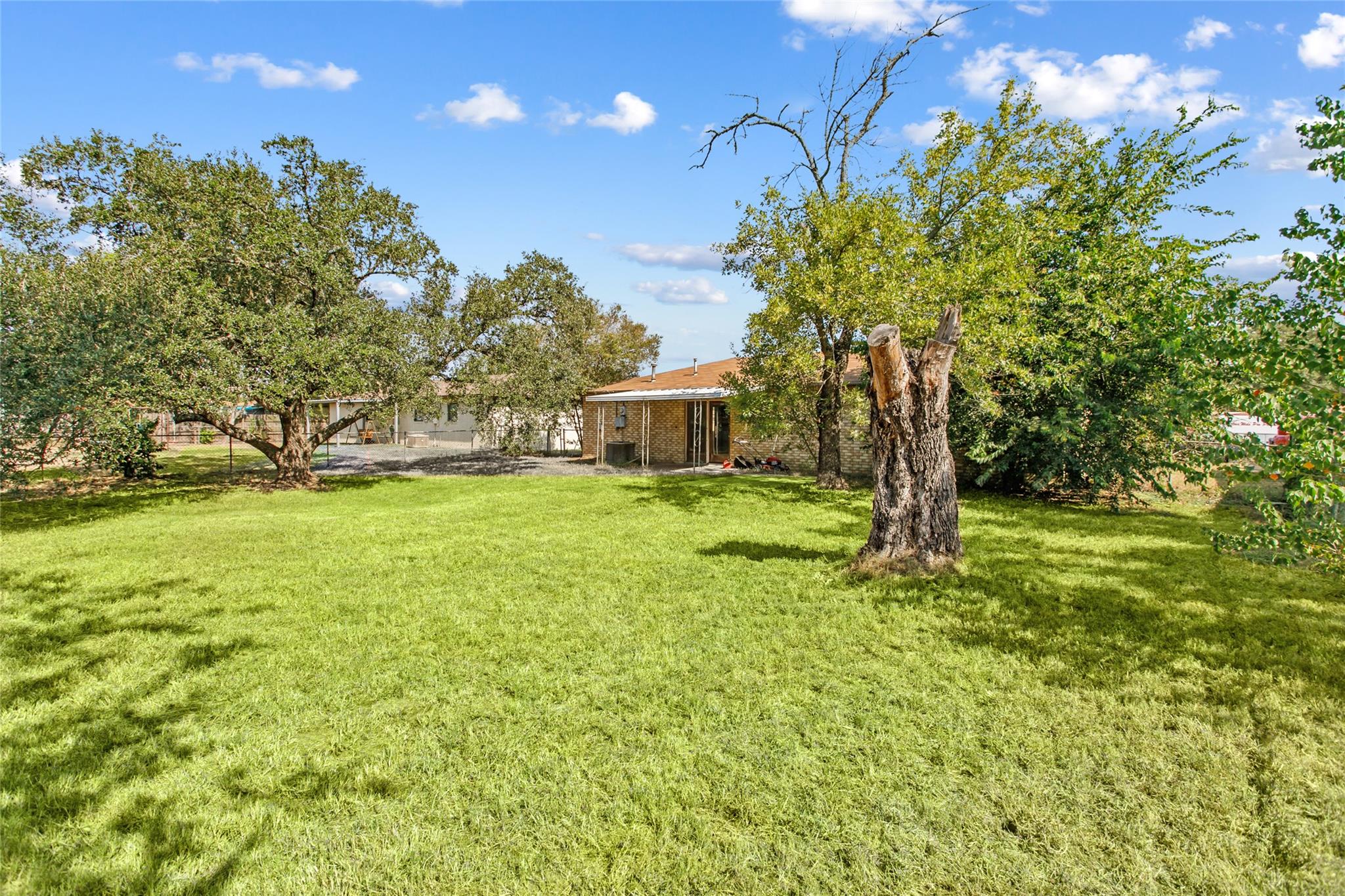 160 Gaeke St, Giddings, TX 78942