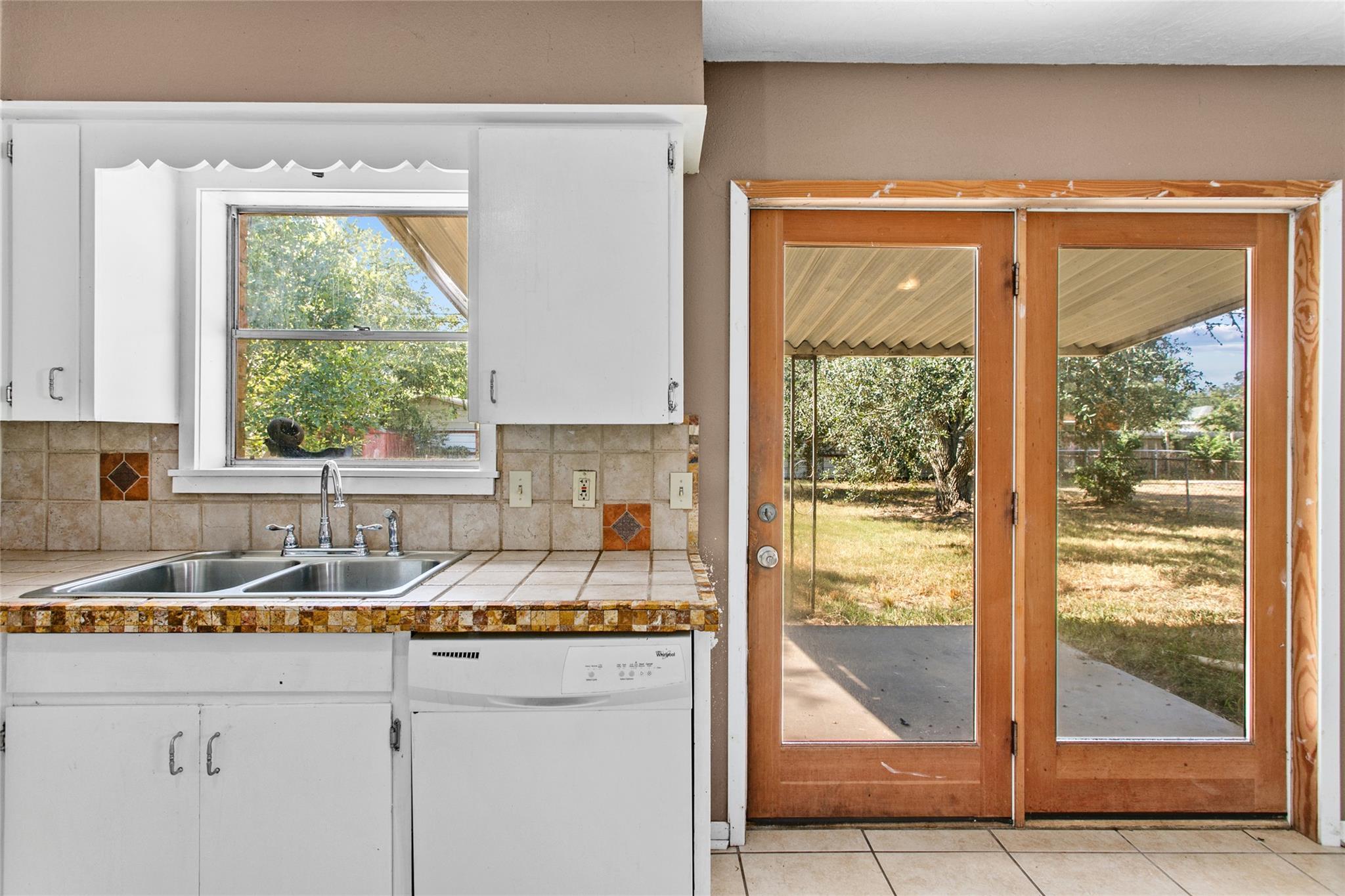 160 Gaeke St, Giddings, TX 78942