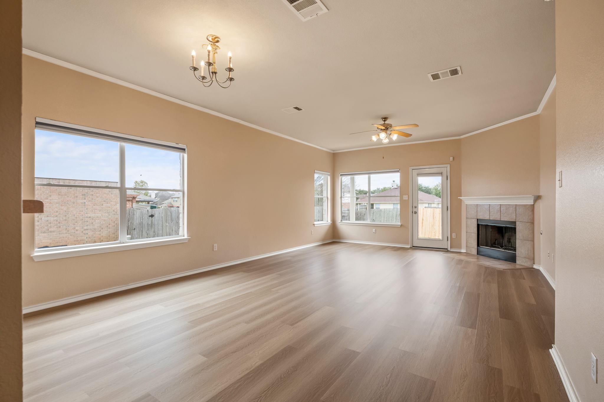 248 Amber Oak Dr, Kyle, TX 78640