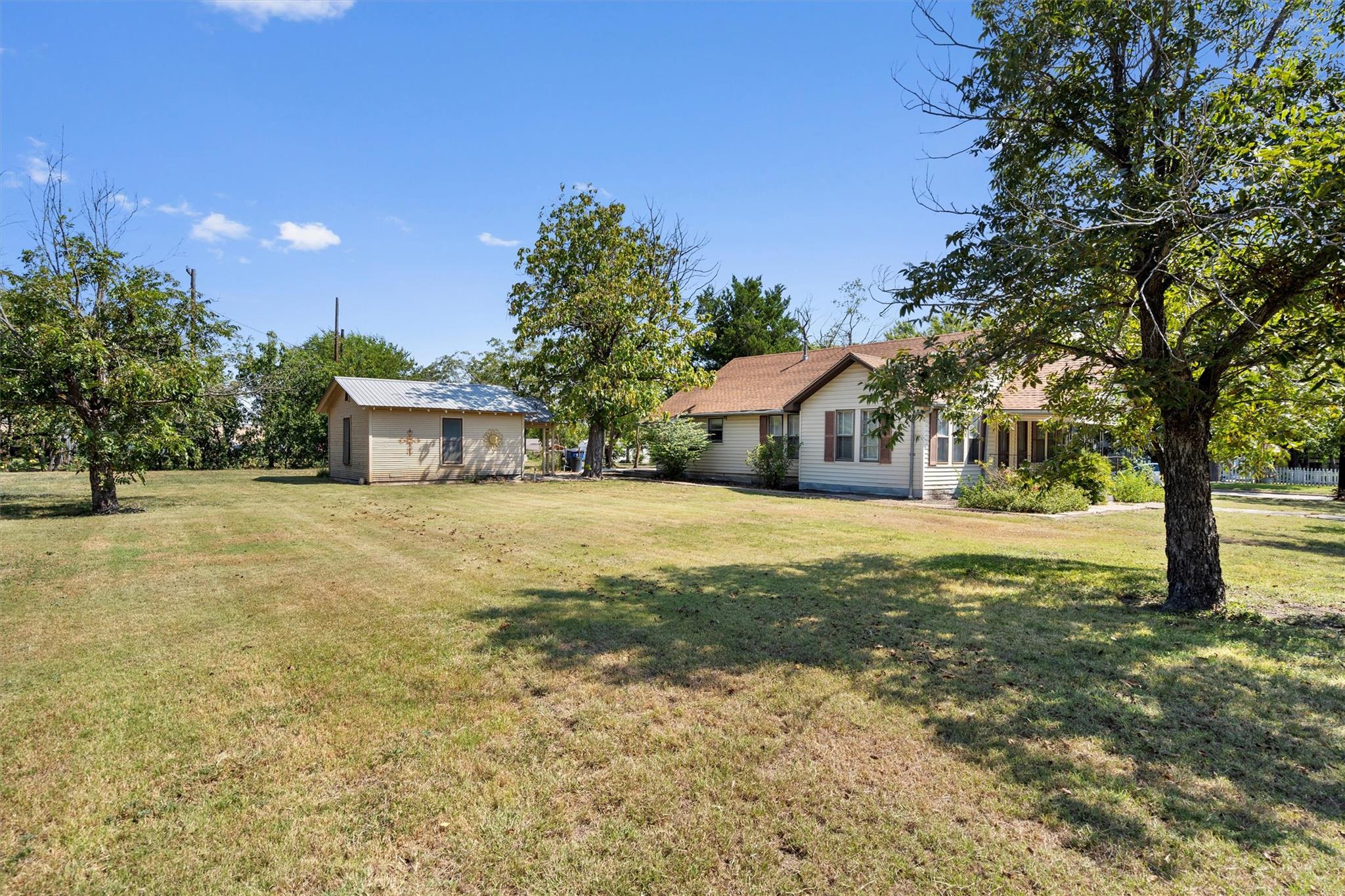 205 E Broadway St, Granger, TX 76530