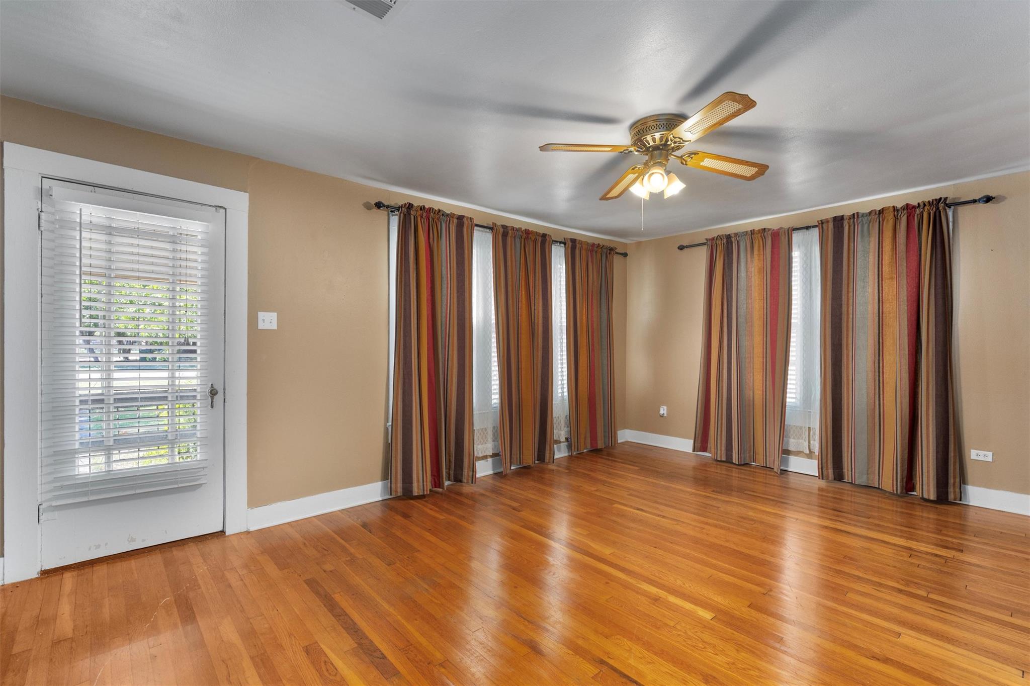 205 E Broadway St, Granger, TX 76530