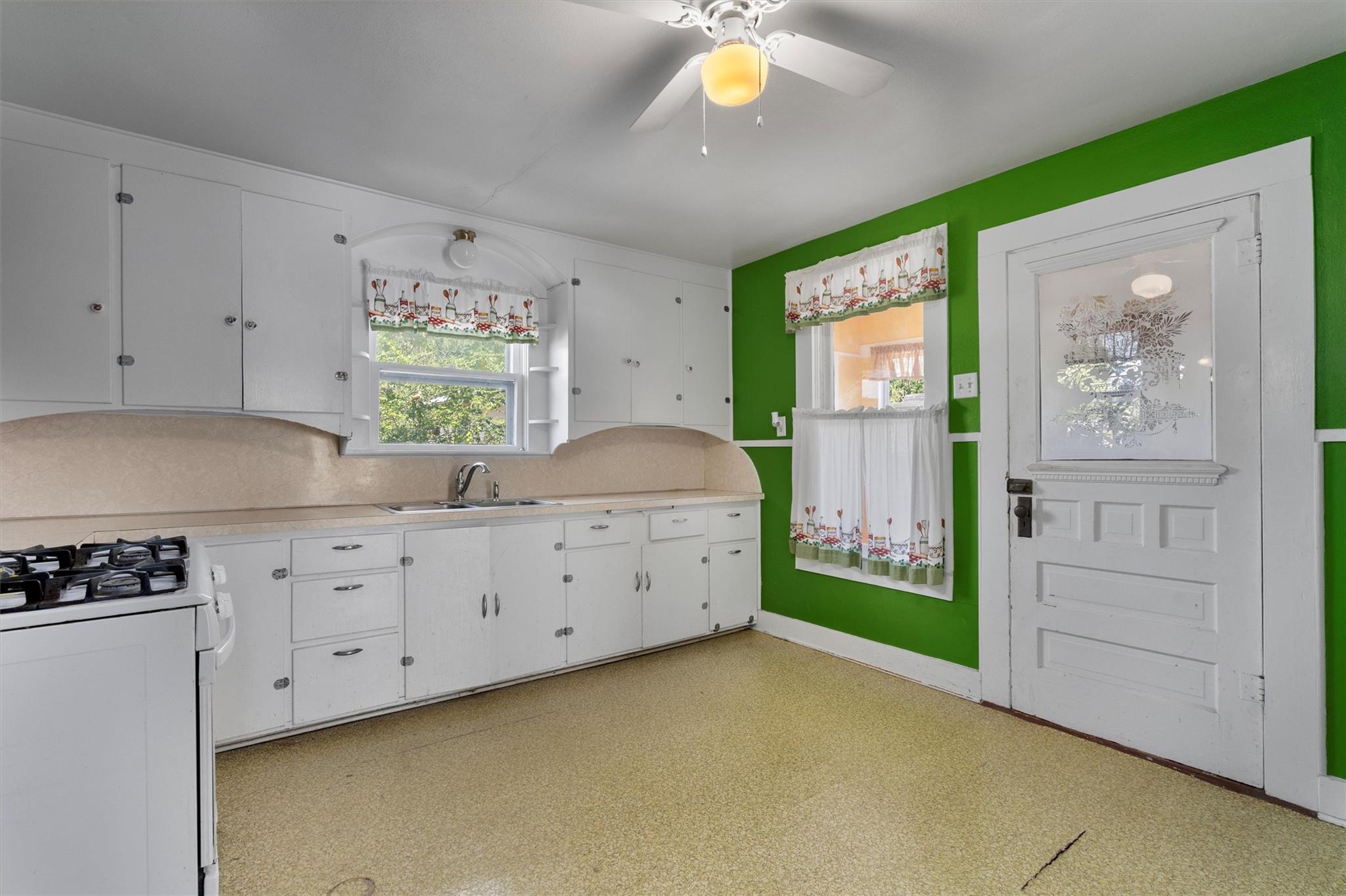 205 E Broadway St, Granger, TX 76530