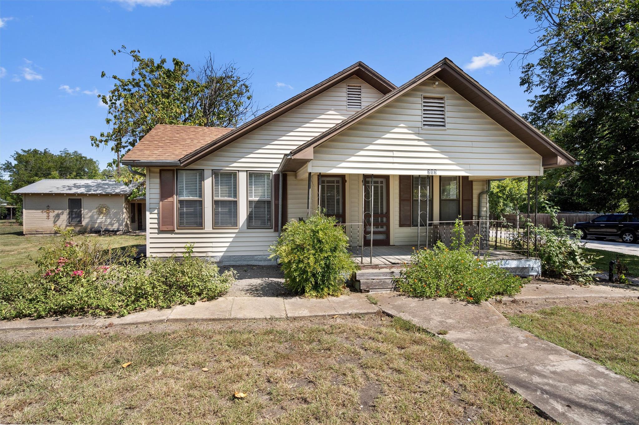 205 E Broadway St, Granger, TX 76530