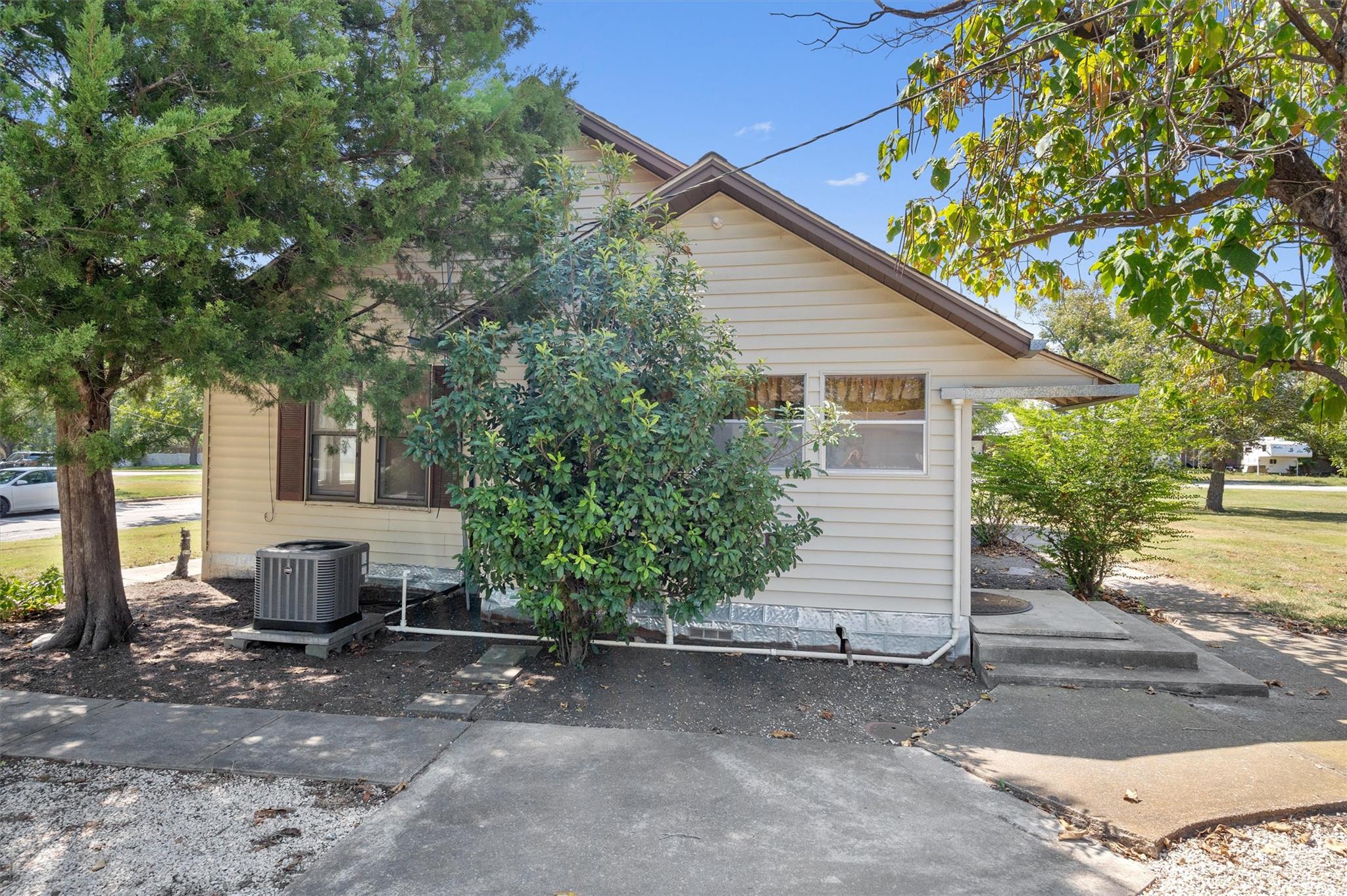 205 E Broadway St, Granger, TX 76530