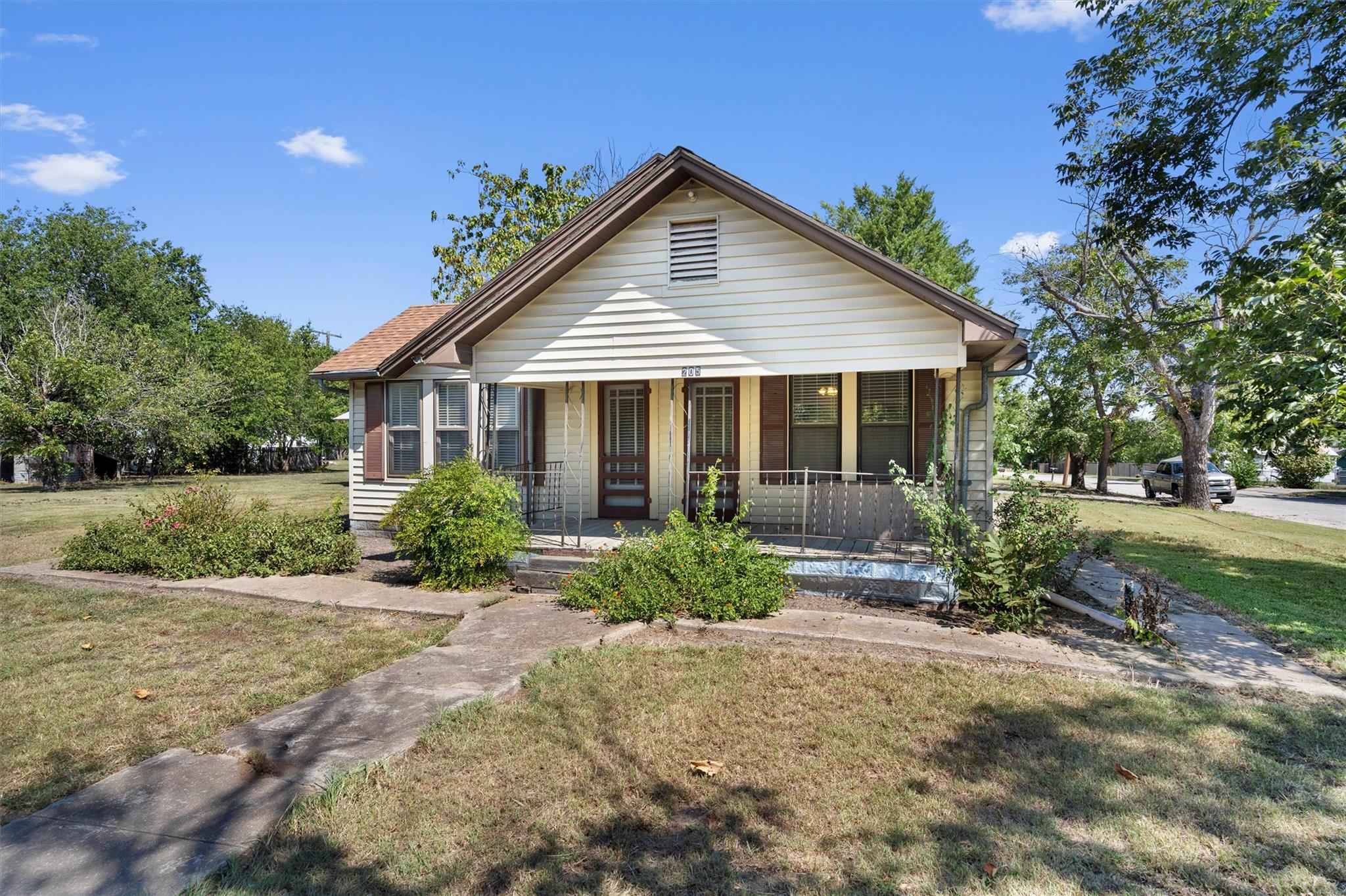 205 E Broadway St, Granger, TX 76530