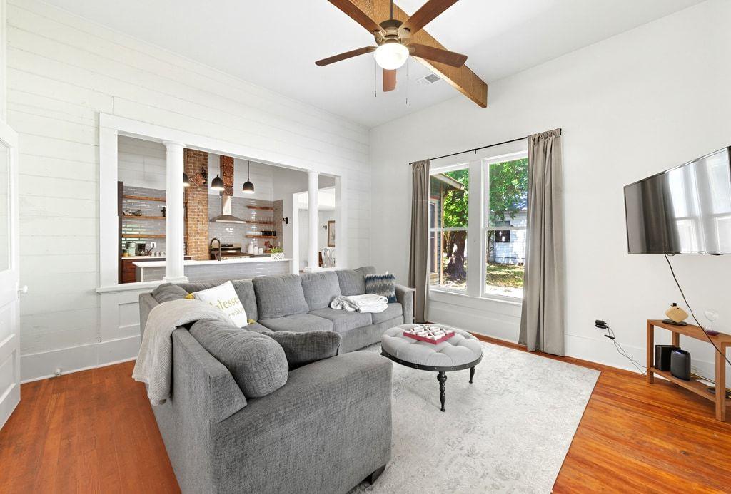 1222 W Hopkins St, San Marcos, TX 78666